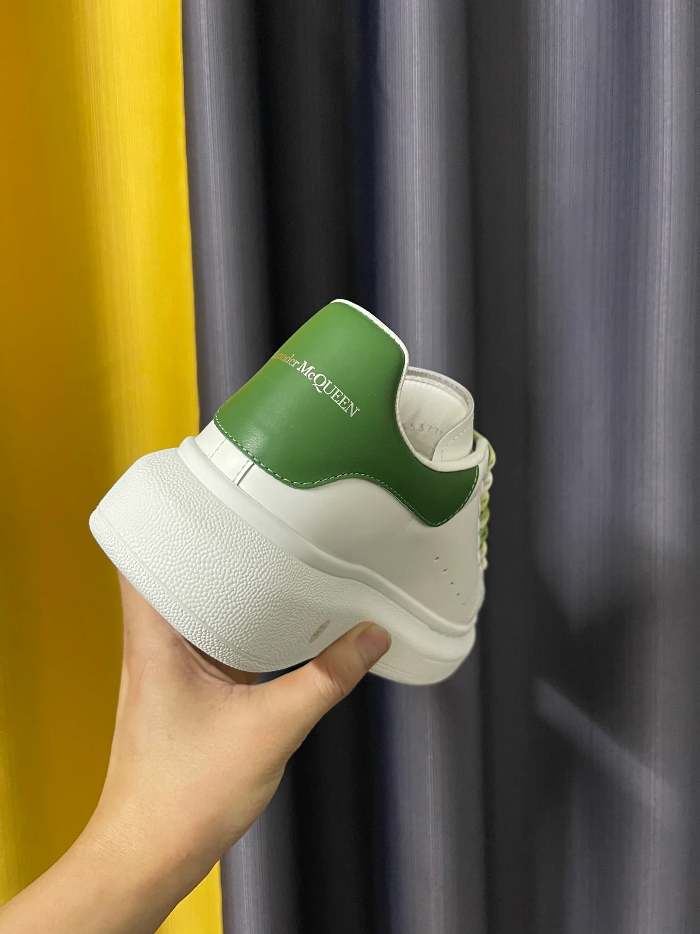 Классические белые кроссовки McQueen - унисекс - зеленый каблук