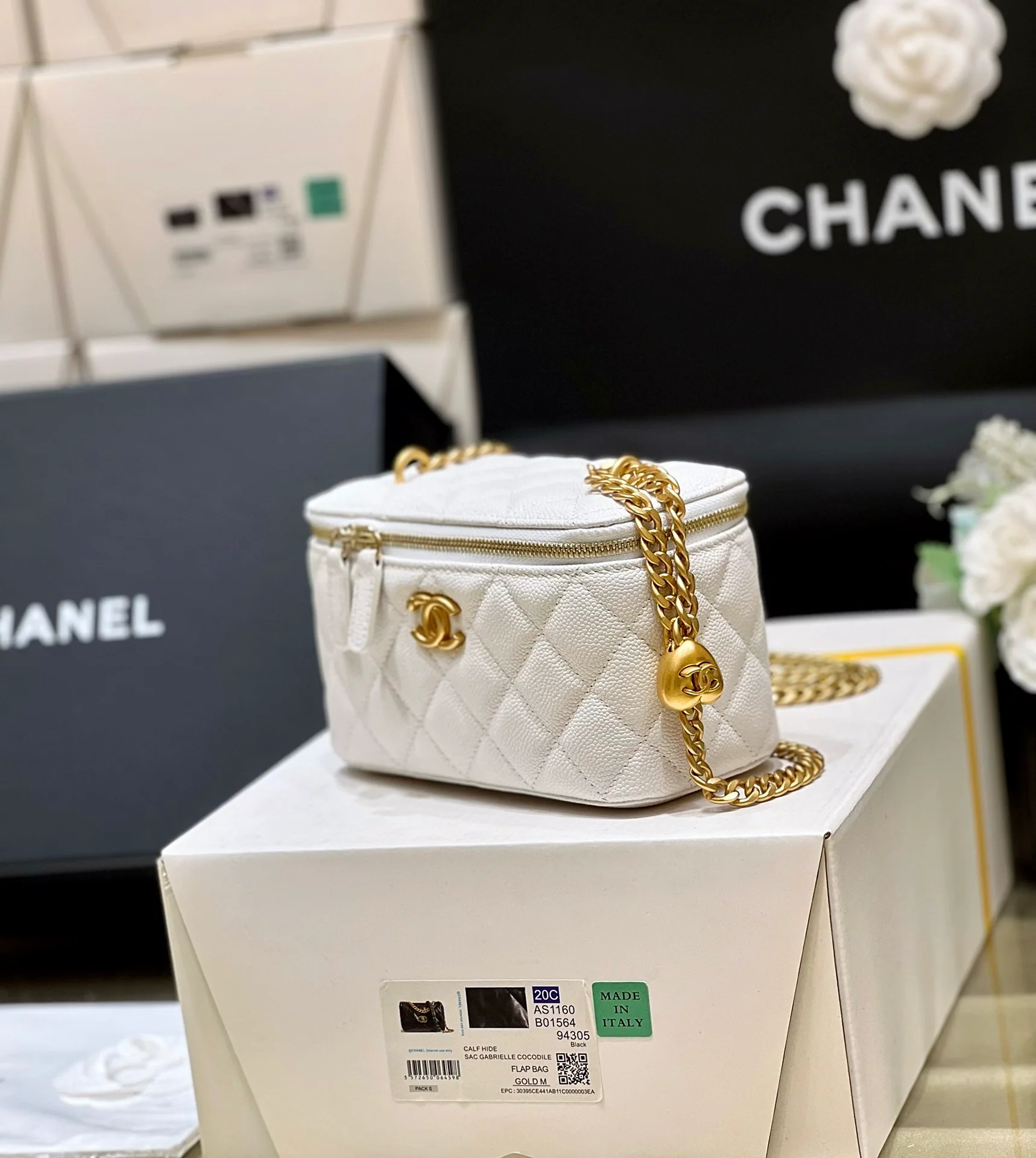 Новинка сезона весна/лето 2023 от Chanel - Длинная цепочка в форме шара - Белая