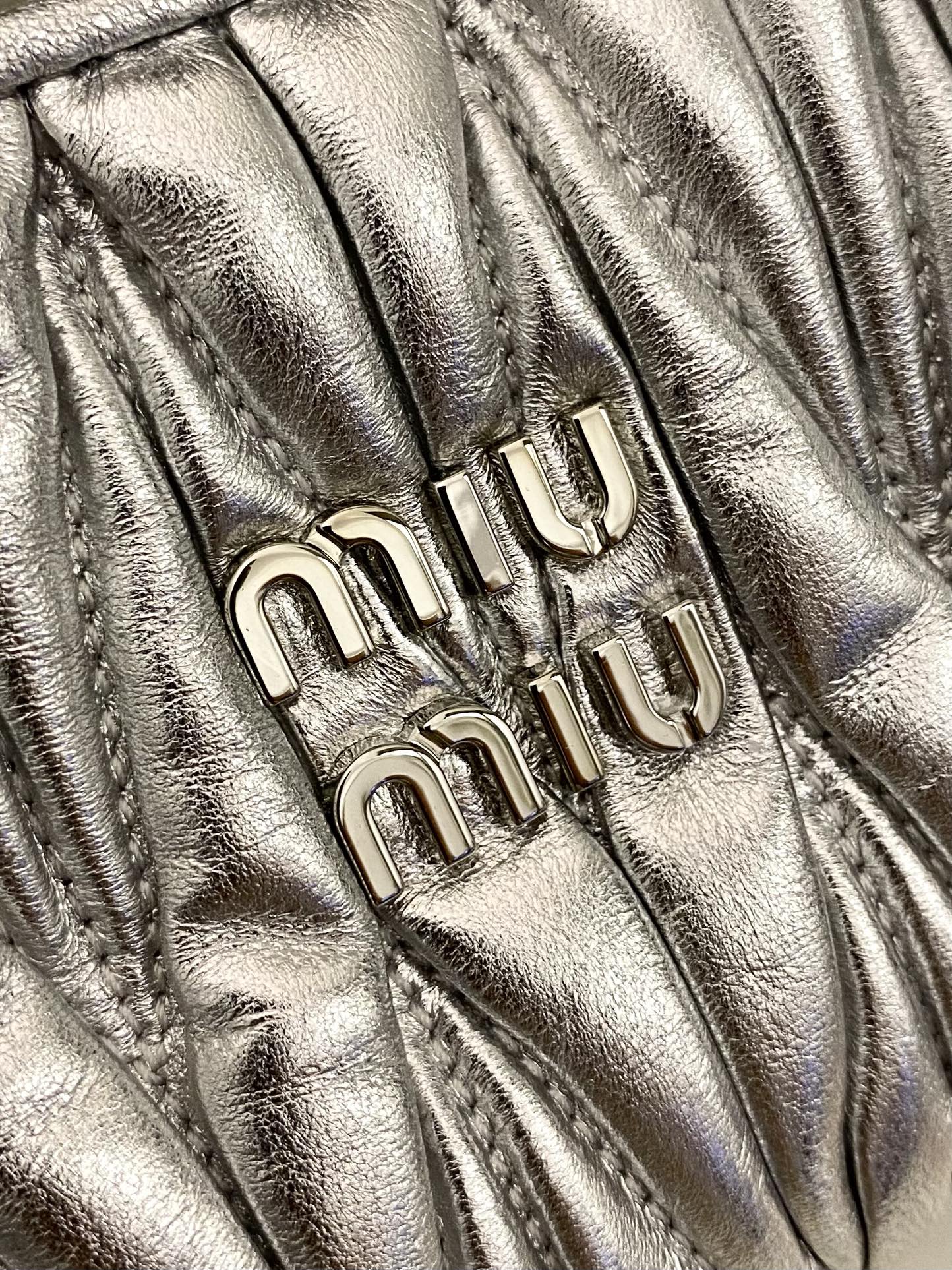 Сумка Miu Miu Wander, маленькая, из овечьей кожи, серебристая.