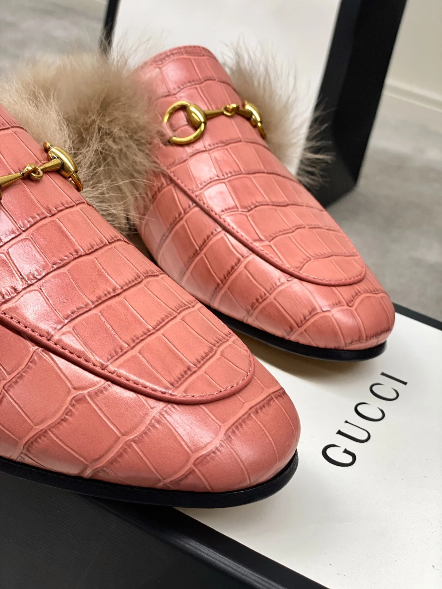 Бутик Gucci 2020 — Последний образ с подиума — Меховые тапочки — Розовый с каменным узором