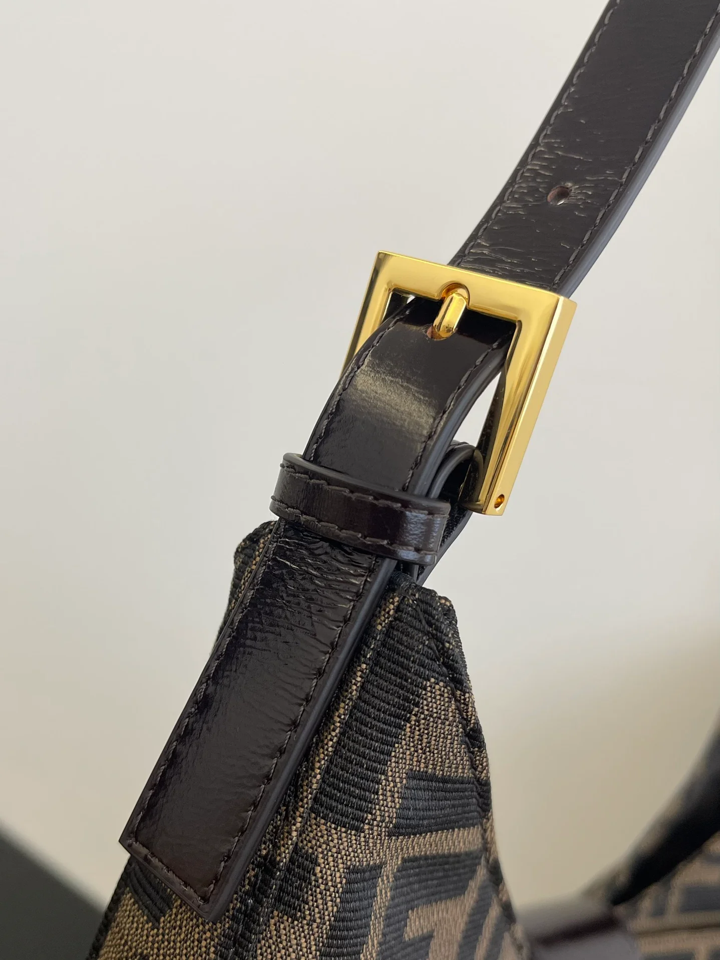 Винтажная сумка Fendi Monogram с золотой пряжкой через плечо