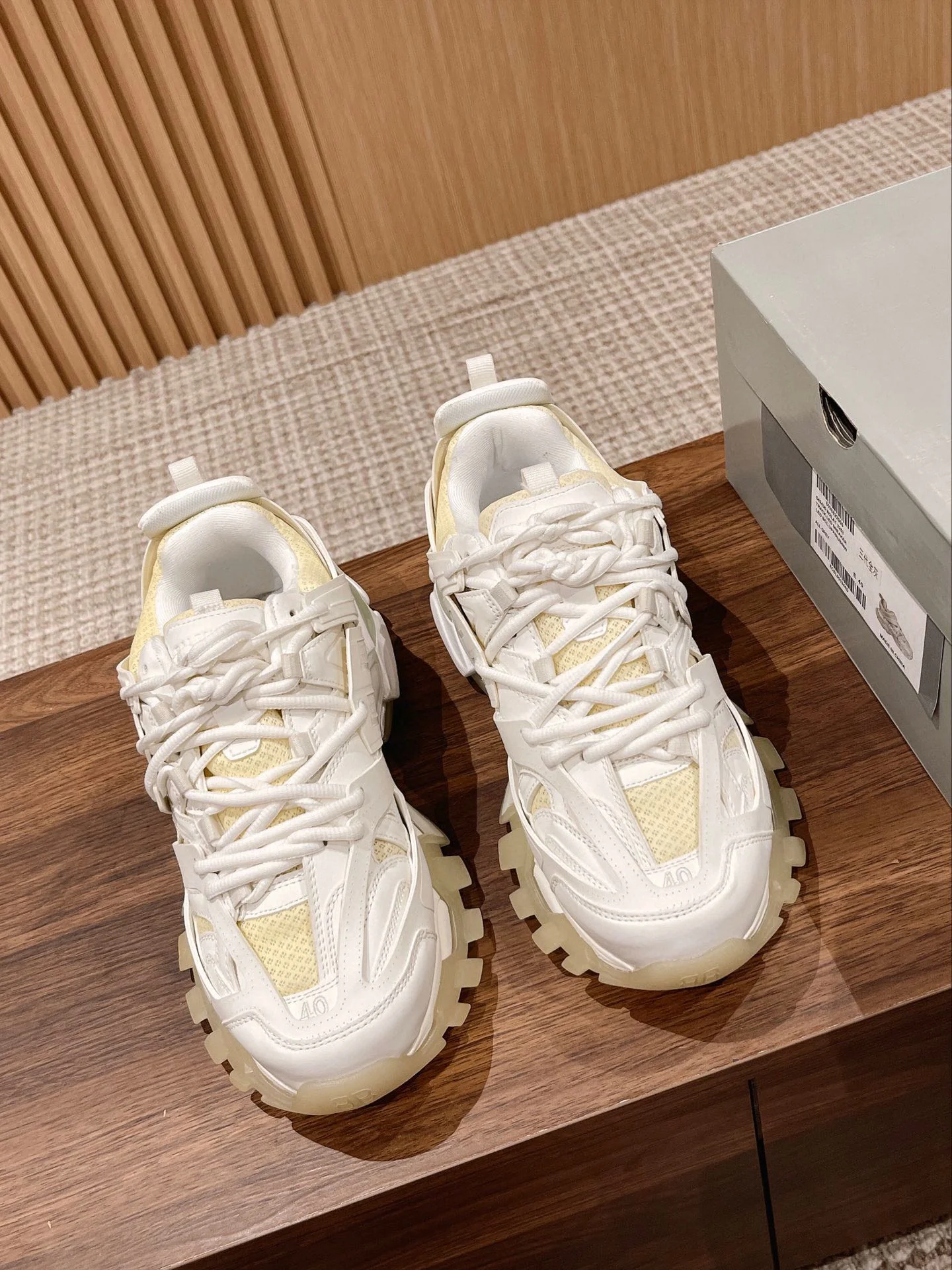 Кроссовки Balenciaga Track 3-0 (3-е поколение) Chunk - Унисекс - Белые - 1