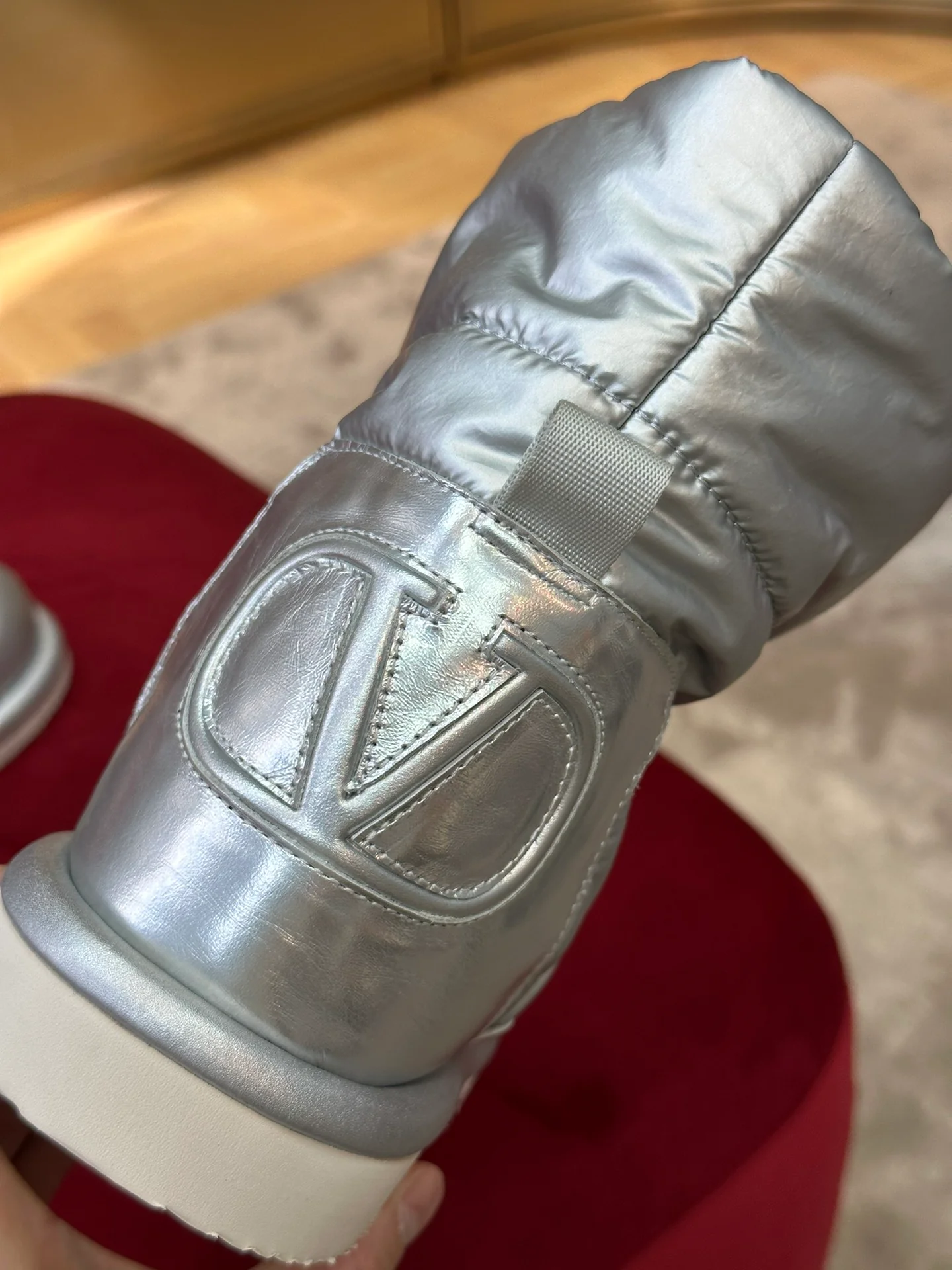 Новинка сезона осень/зима 2022 от Valentino - водонепроницаемые пуховые сапоги.