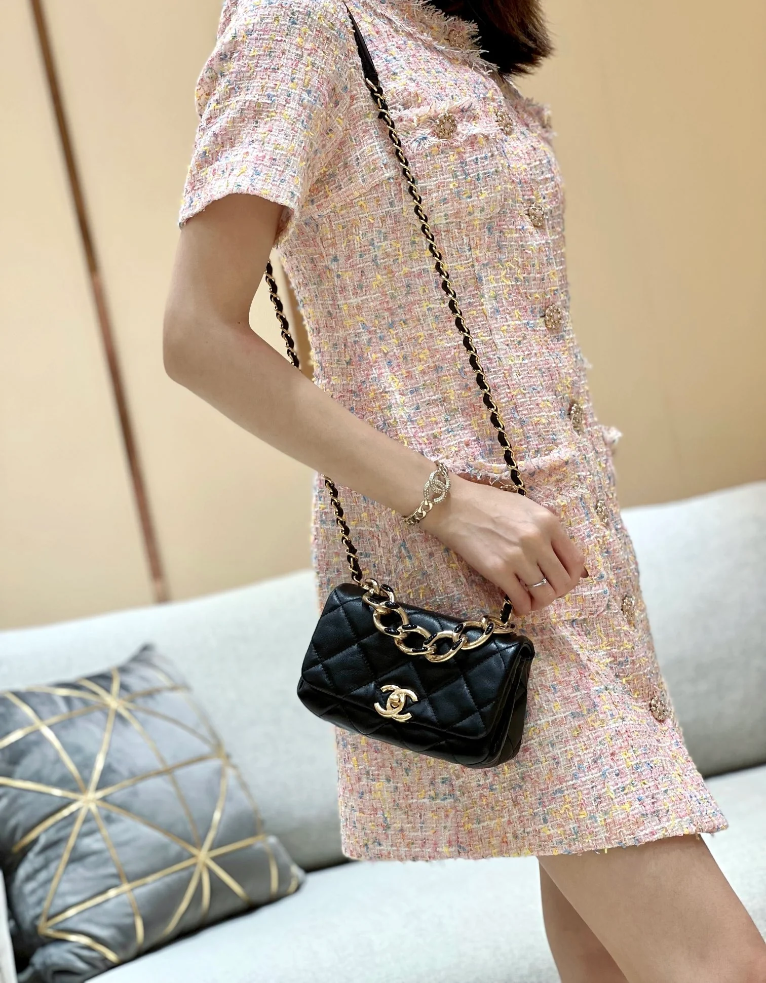 Коллекция Chanel 2022 Métiers d'Art — Сумка-гармошка на массивной цепочке — Мини