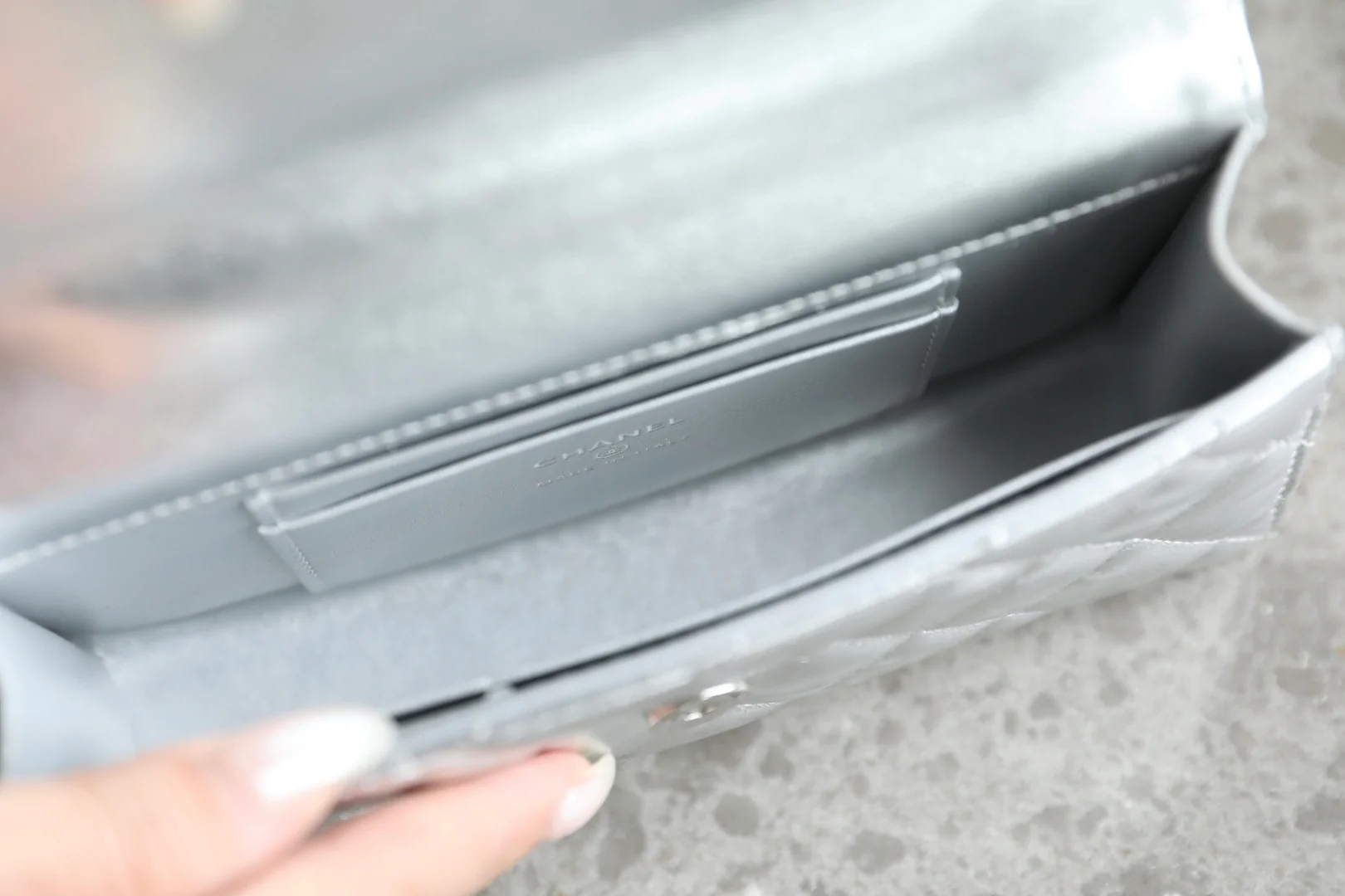 Chanel - ??? - Ручки через плечо - Металлический серебристый - Серебряная пряжка