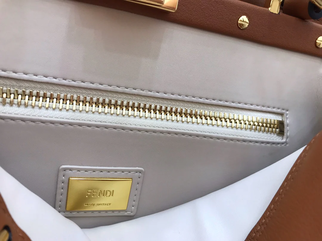 Белая кожаная сумка Fendi Peekaboo