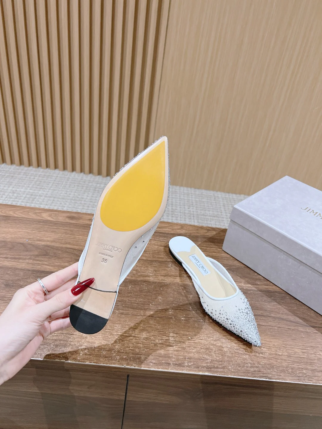 Сандалии Jimmy с сетчатым верхом и стразами, белые.