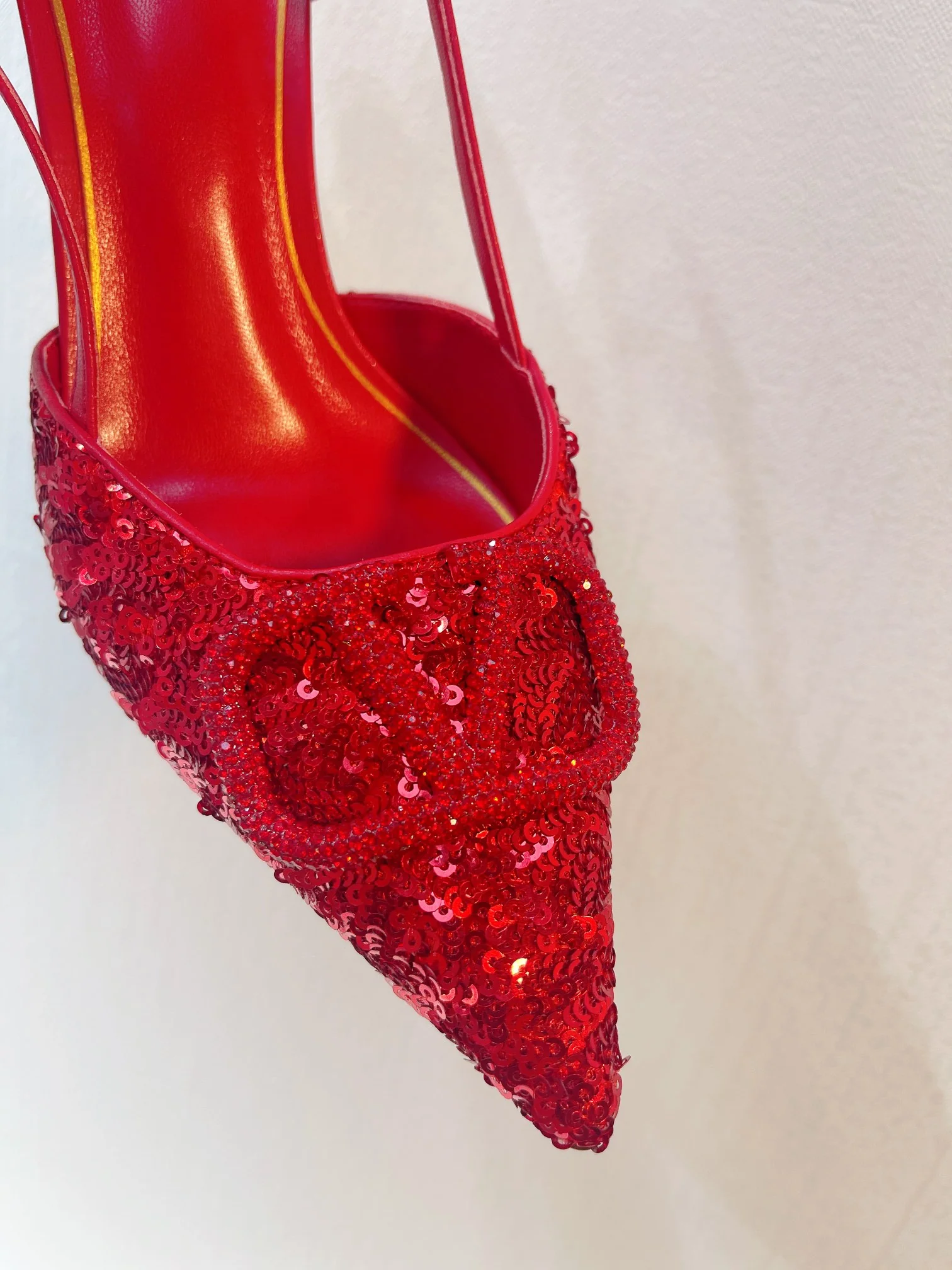 Новинка с официального сайта Valentino 2023 — Глянцевые босоножки на низком каблуке с острым носком — 8 см — Красные