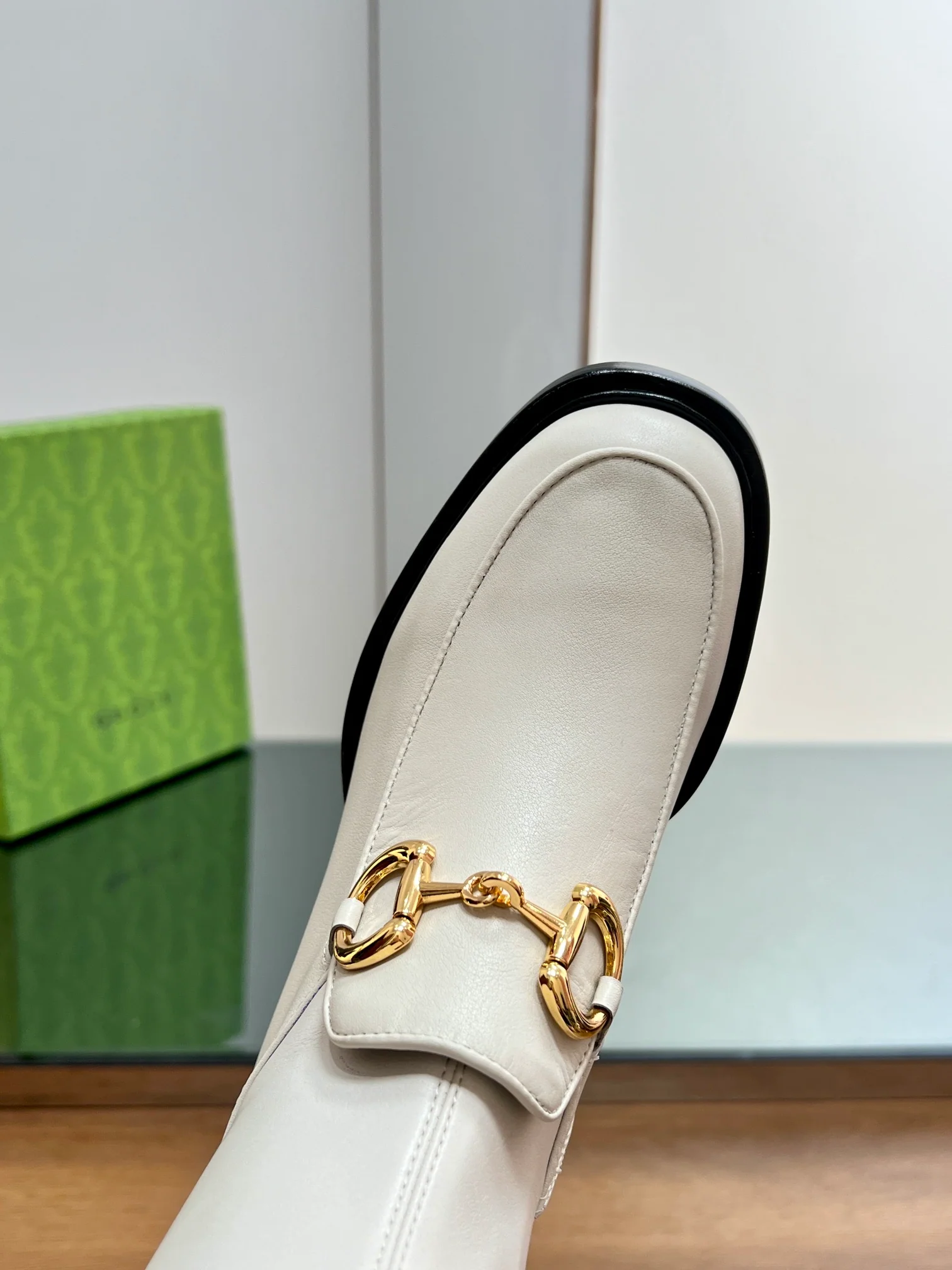 Новинка начала осени 2023 года от Gucci — Эластичные ботфорты с пряжкой ?Конская уздечка? — Белые.