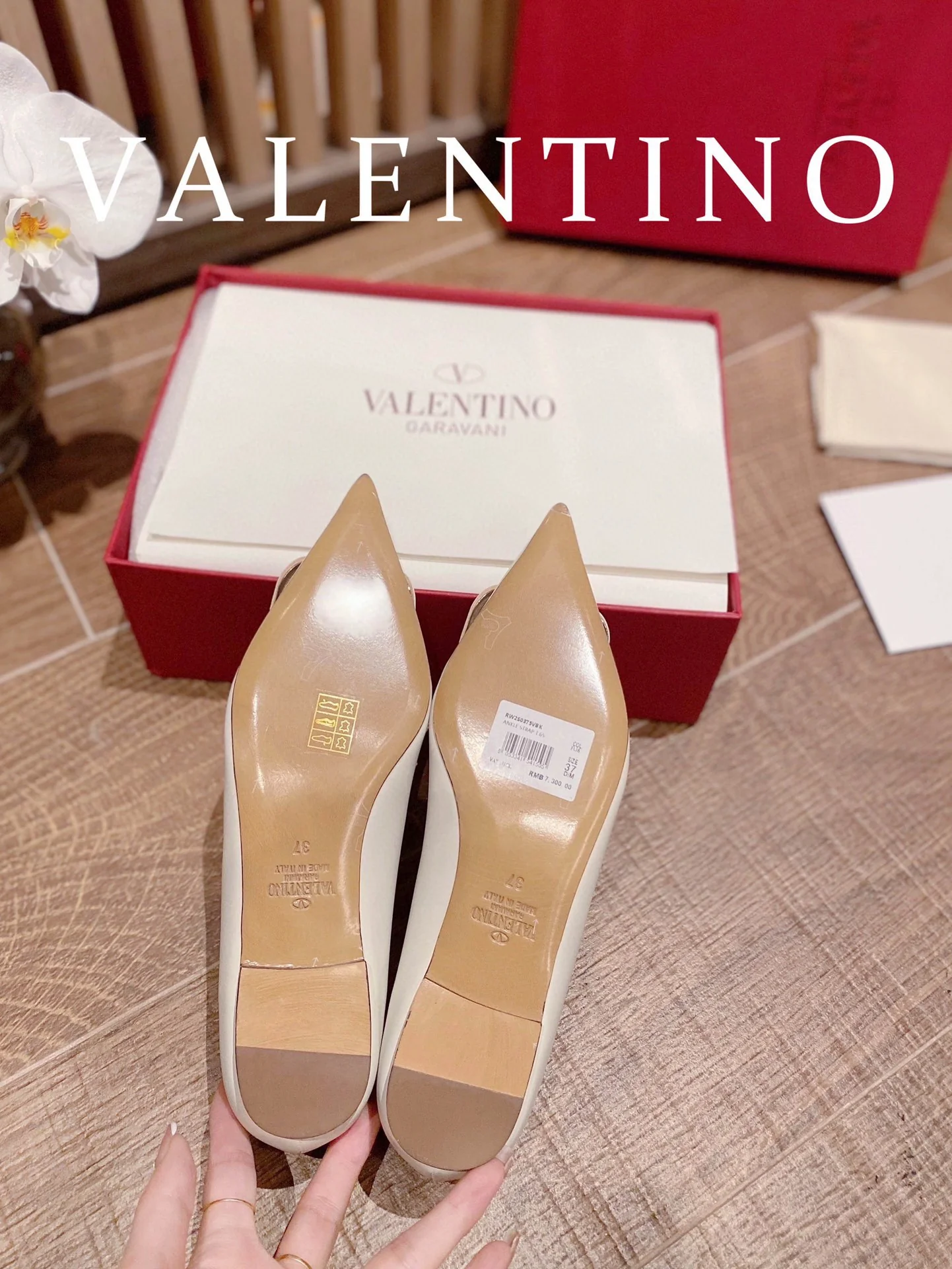 Туфли Valentino на V-образном кожаном каблуке с пряжкой - белые