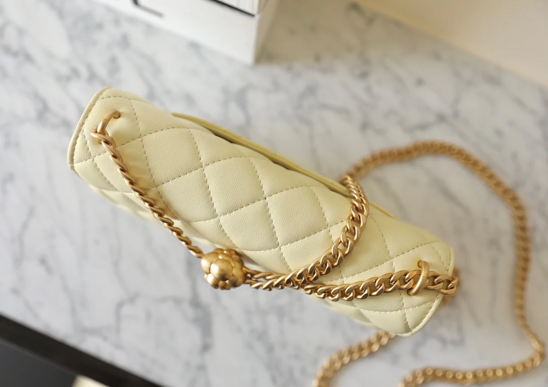 Новинка сезона весна/лето 2023 от Chanel - Сумка через плечо с цепочкой Camellia - WOC - Желтая 