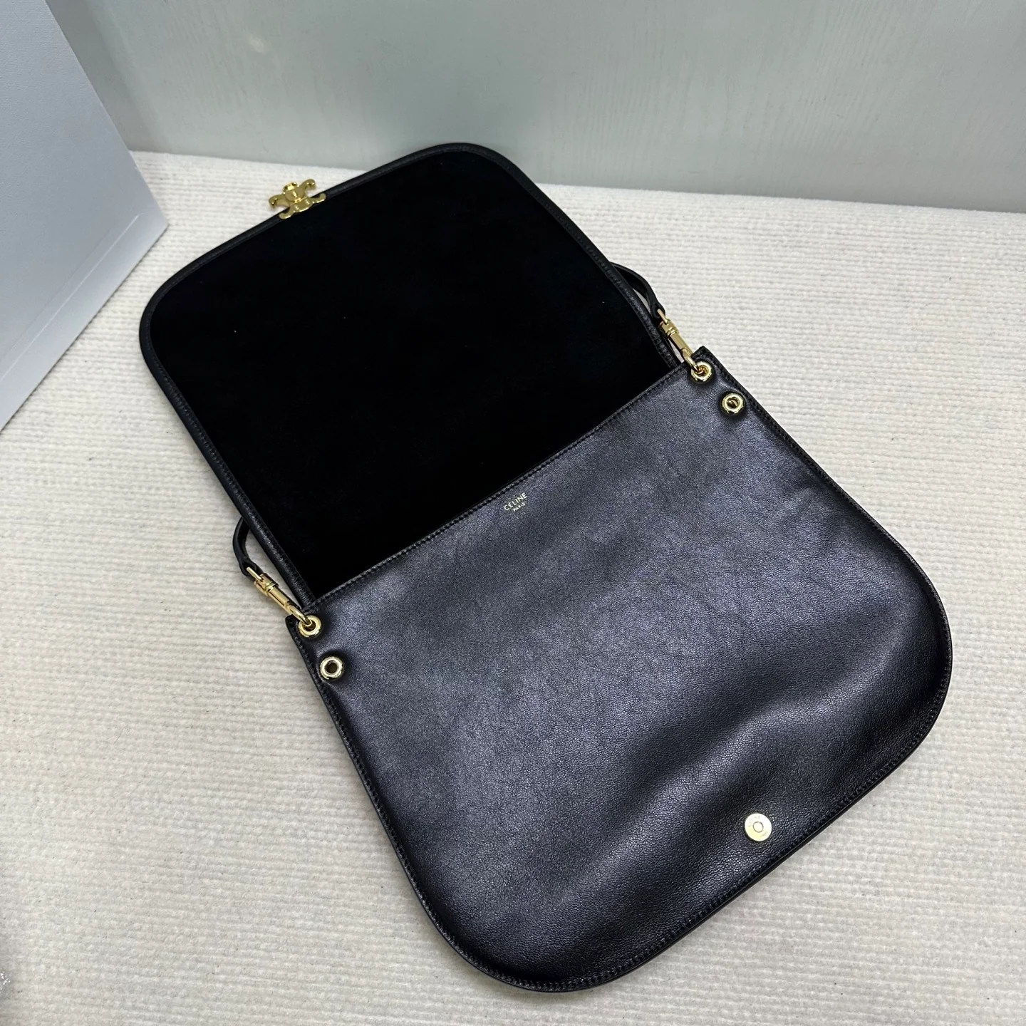 Новинка сезона весна/лето 2026 от Celine - Soft Triomphe Besace - овечья кожа - черный