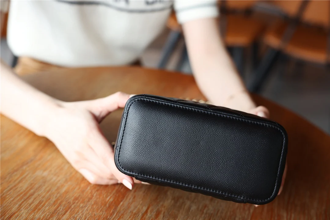 Chanel - квадратная сумка-коробочка с двойной цепочкой и буквой C