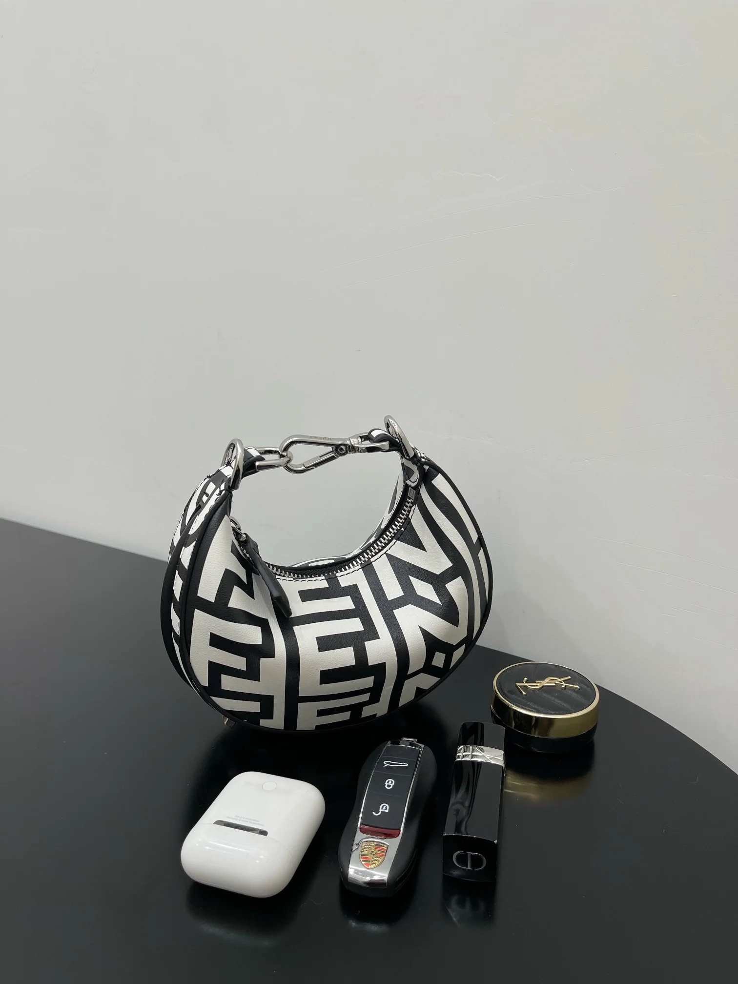 Мини-сумка Fendi Praphy Crescent Moon через плечо — черно-белая коллаборация.