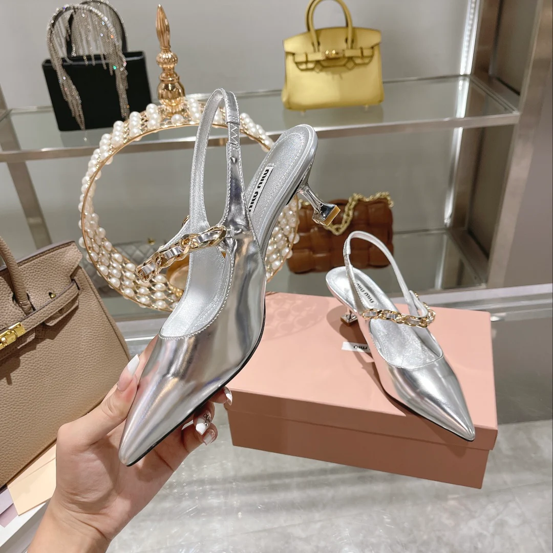 Новинка сезона осень/зима 2022 от Miu Miu - Туфли на каблуке с острым носком и разрезом - Серебристые