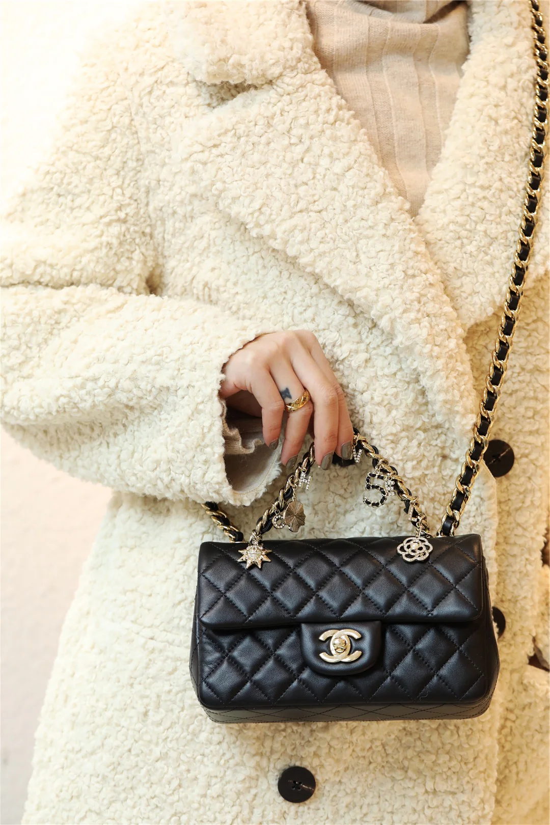 Миниатюрный кулон-значок Chanel CF