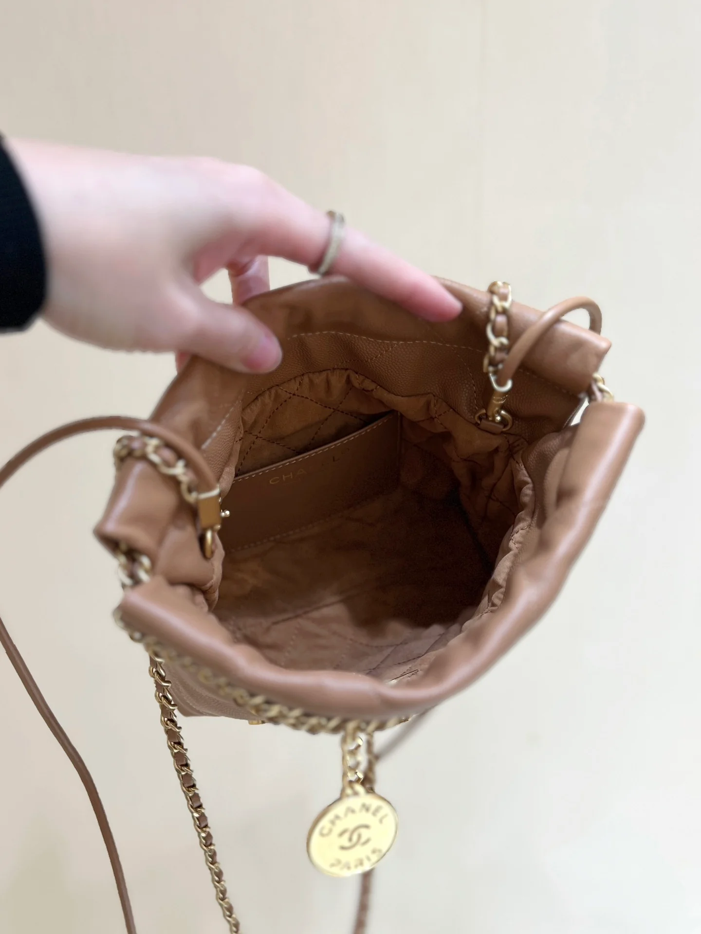 Мини-сумка Chanel Mini 22, лимитированная серия, мусорный мешок - коричневый.