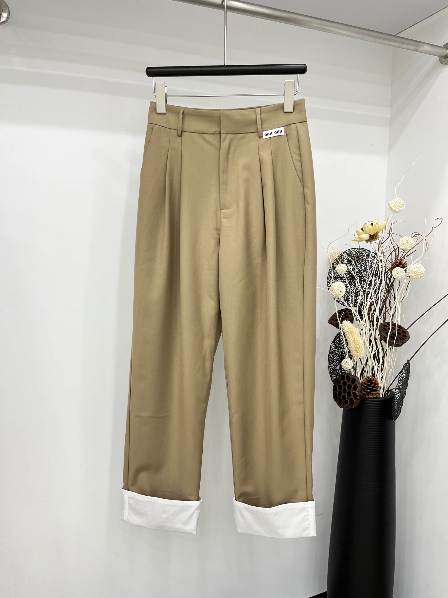 Miu Miu - 2404-24 Новые брюки-морковки с подвернутым низом и цветовыми блоками - цвет хаки