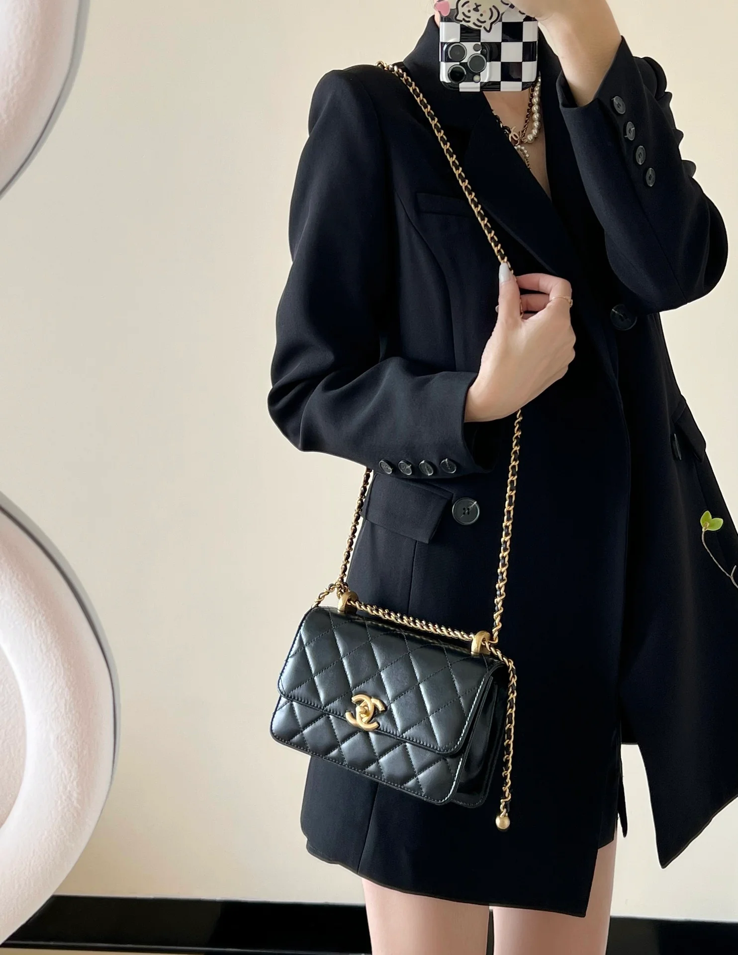 Маленькая черная сумка Chanel 24c с двойным золотым бисером и клапаном.