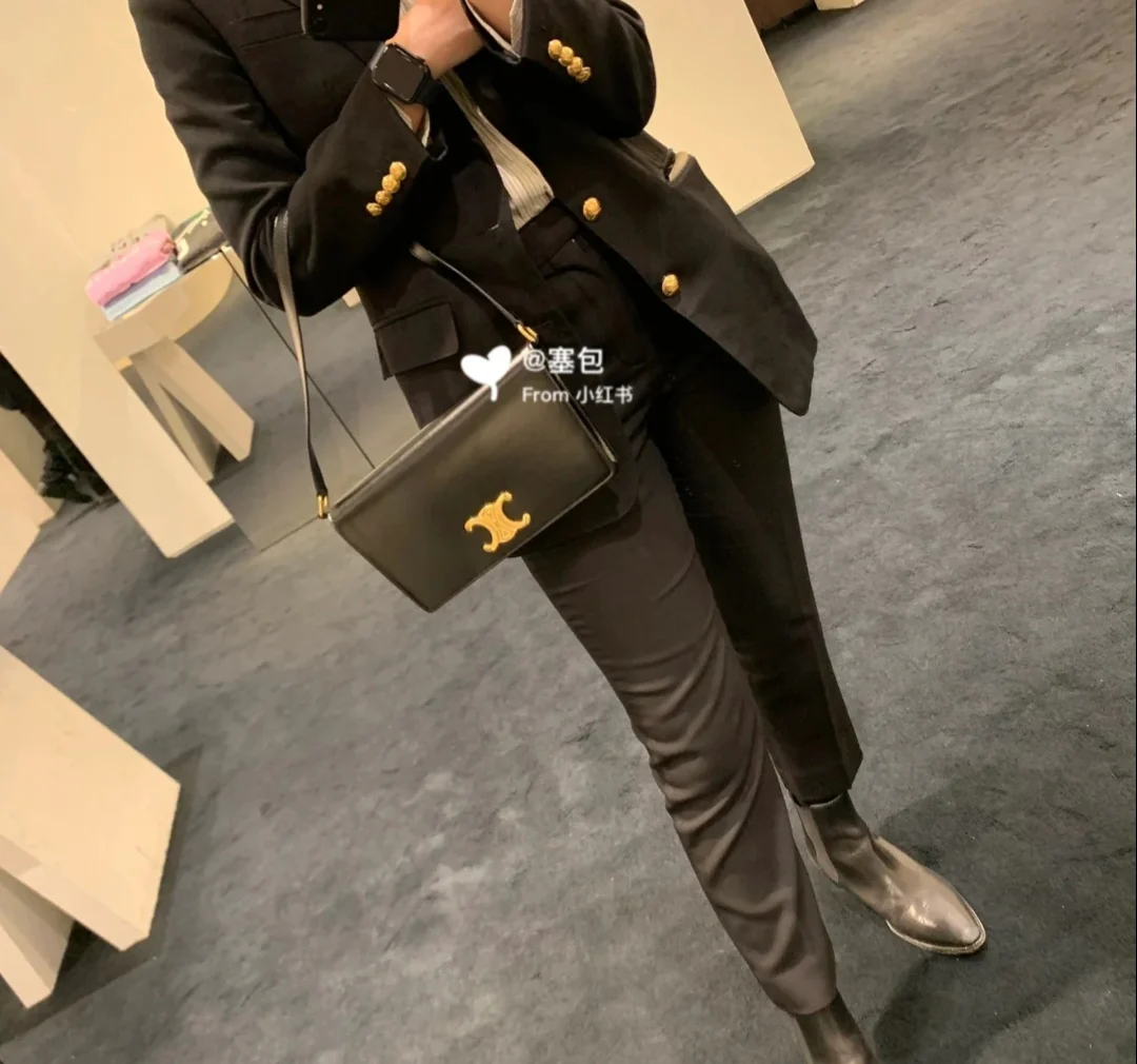 Сумка Celine Triomphe из глянцевой телячьей кожи с принтом под канвас — черная — на фото.