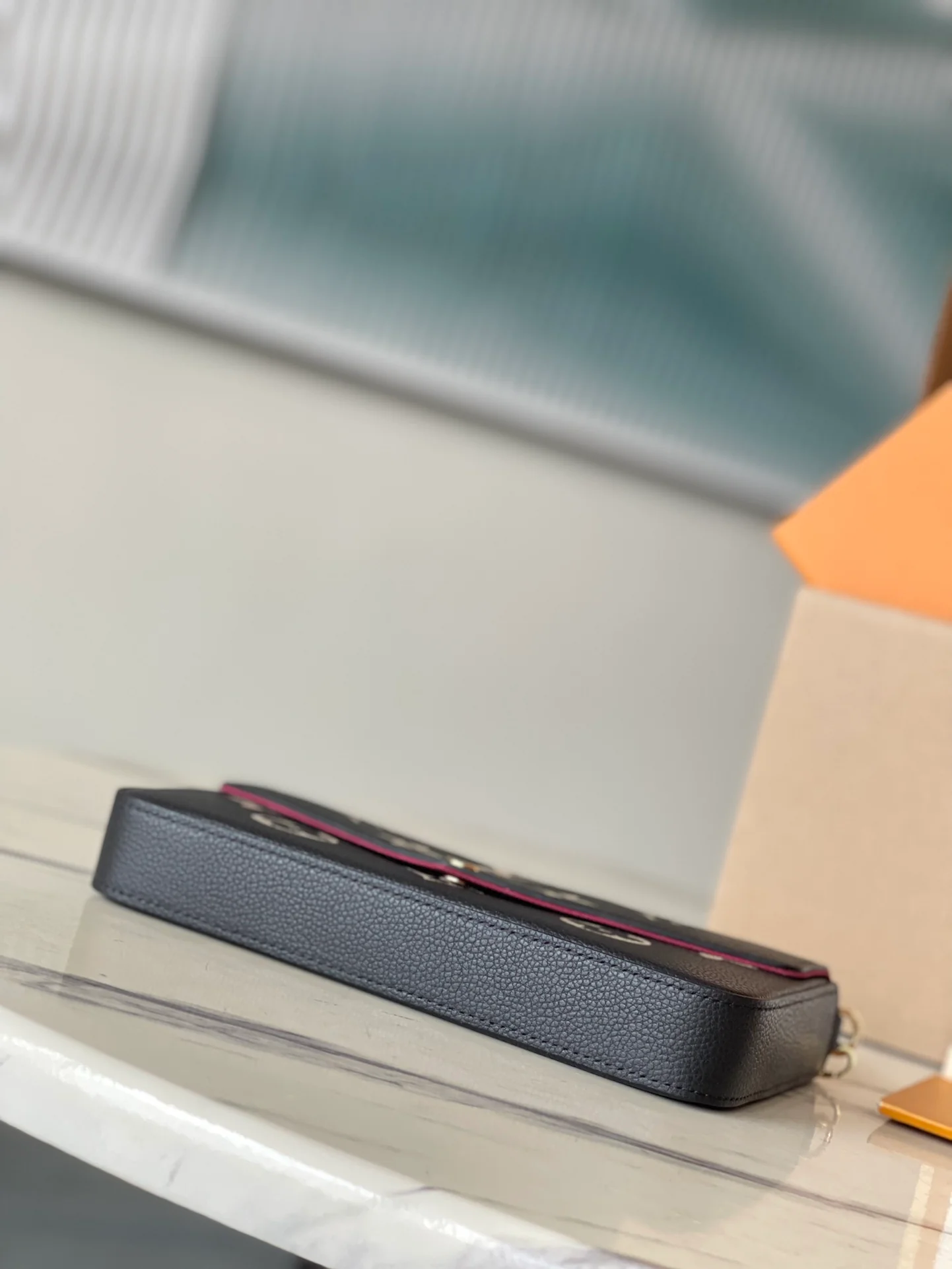 m64064-LV-pochette-felicie-empreinte сумка через плечо с тиснением - черная сетчатая версия