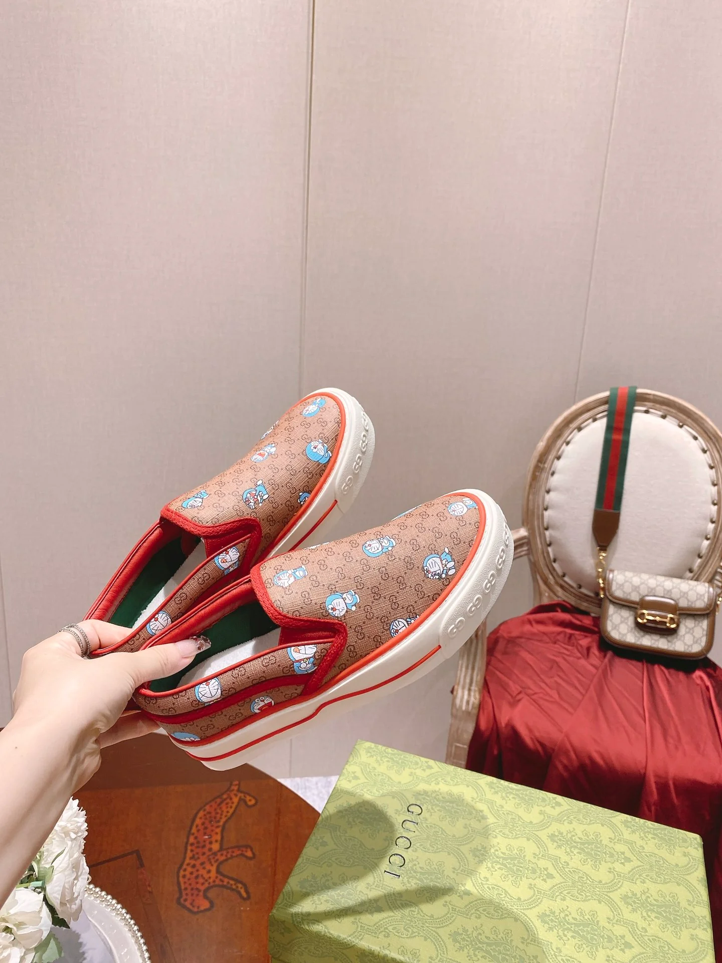 Классические лоферы Gucci 1977 из серии ?Дораэмон? — парусиновые туфли.