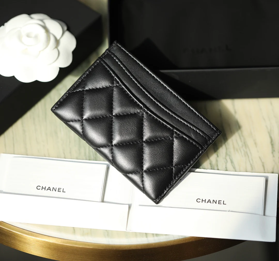Кардхолдер Chanel — из черной овечьей кожи с серебряной пряжкой.