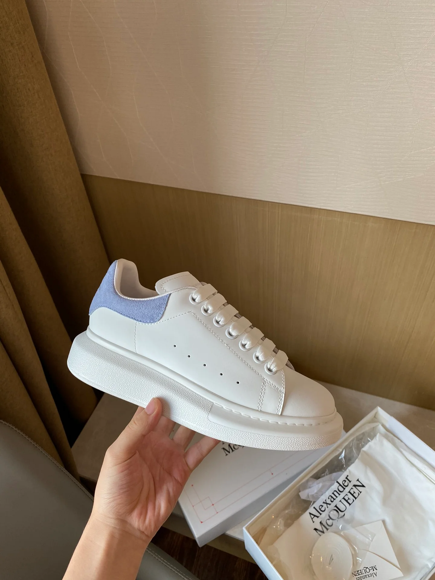 Классические белые кроссовки McQueen - замшевая подошва на каблуке - сине-фиолетовые