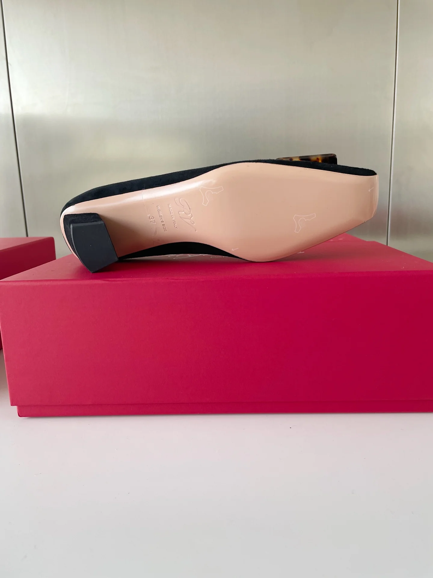 Туфли Roger Vivier Belle с пряжкой в ??черепаховой оправе и квадратным носком