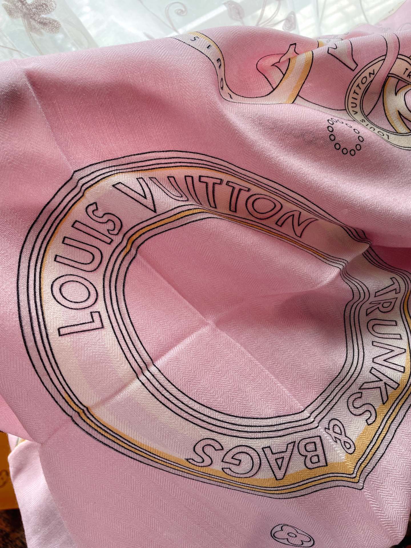 Кашемировый платок LV Vivienne and Beyond, 140 см, розовый.