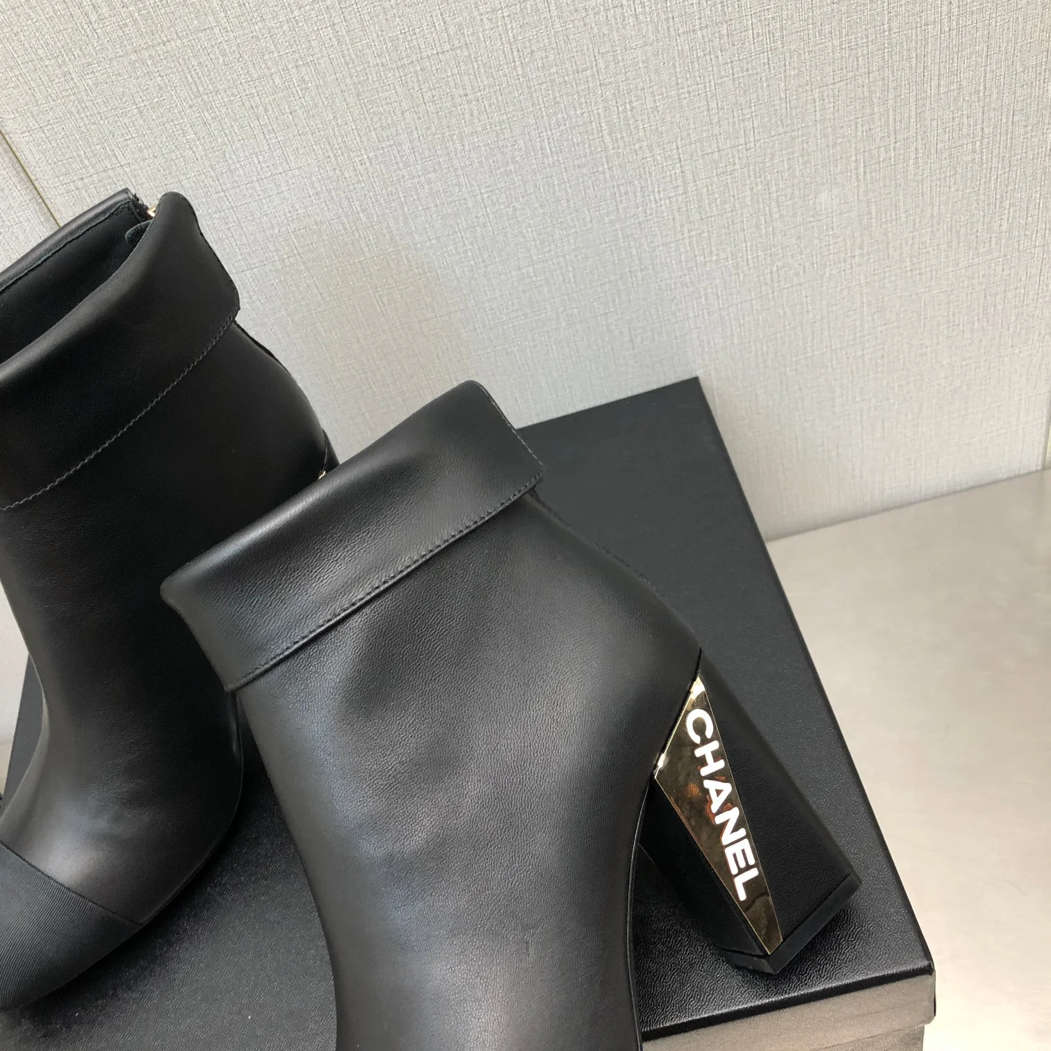 Новинка сезона осень/зима 2022 от Chanel - Ботильоны на высоком каблуке - Черные