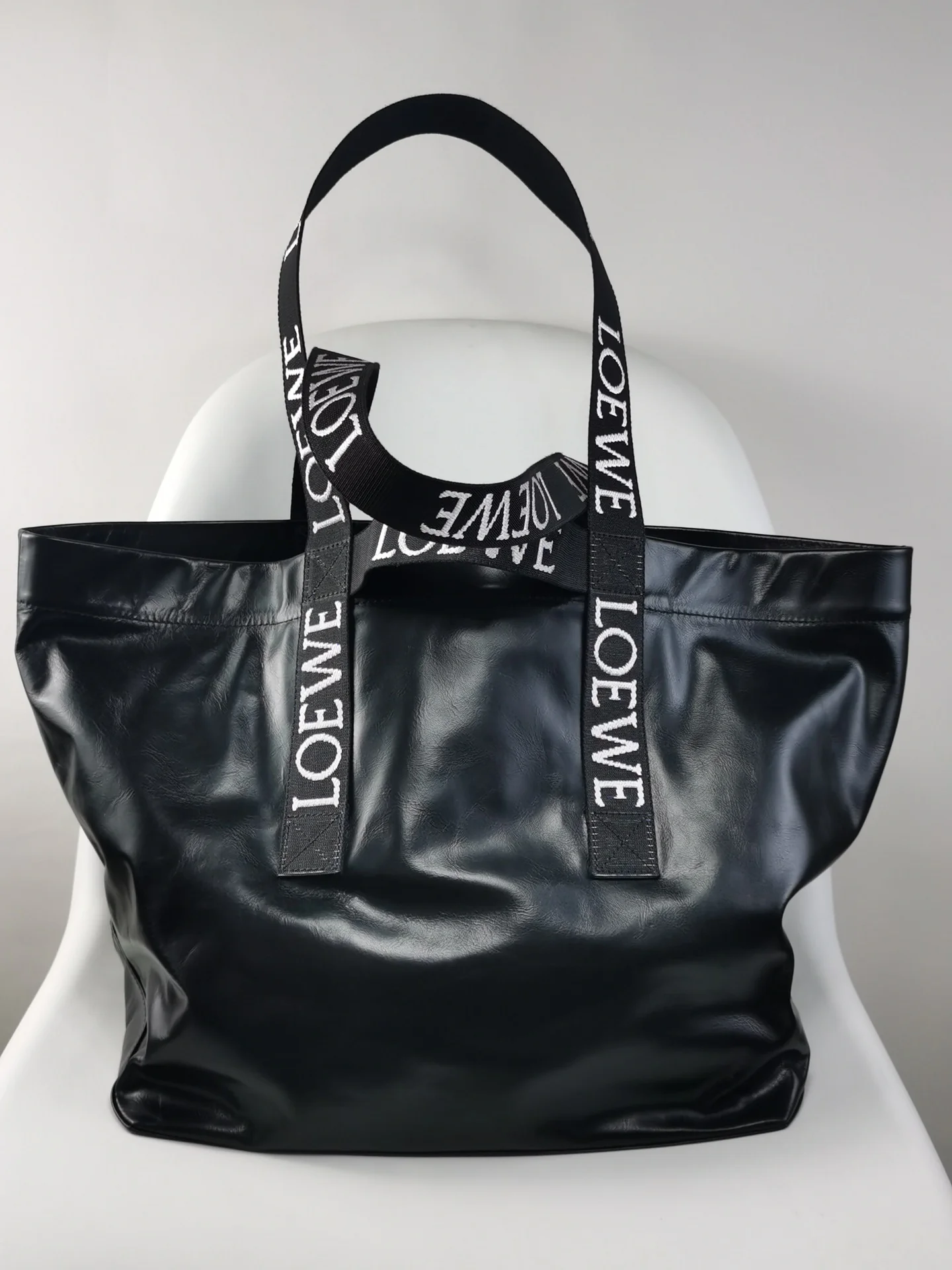 Сумка-шоппер Loewe Fold Shopper — из телячьей кожи цвета ?бумага? — черная.