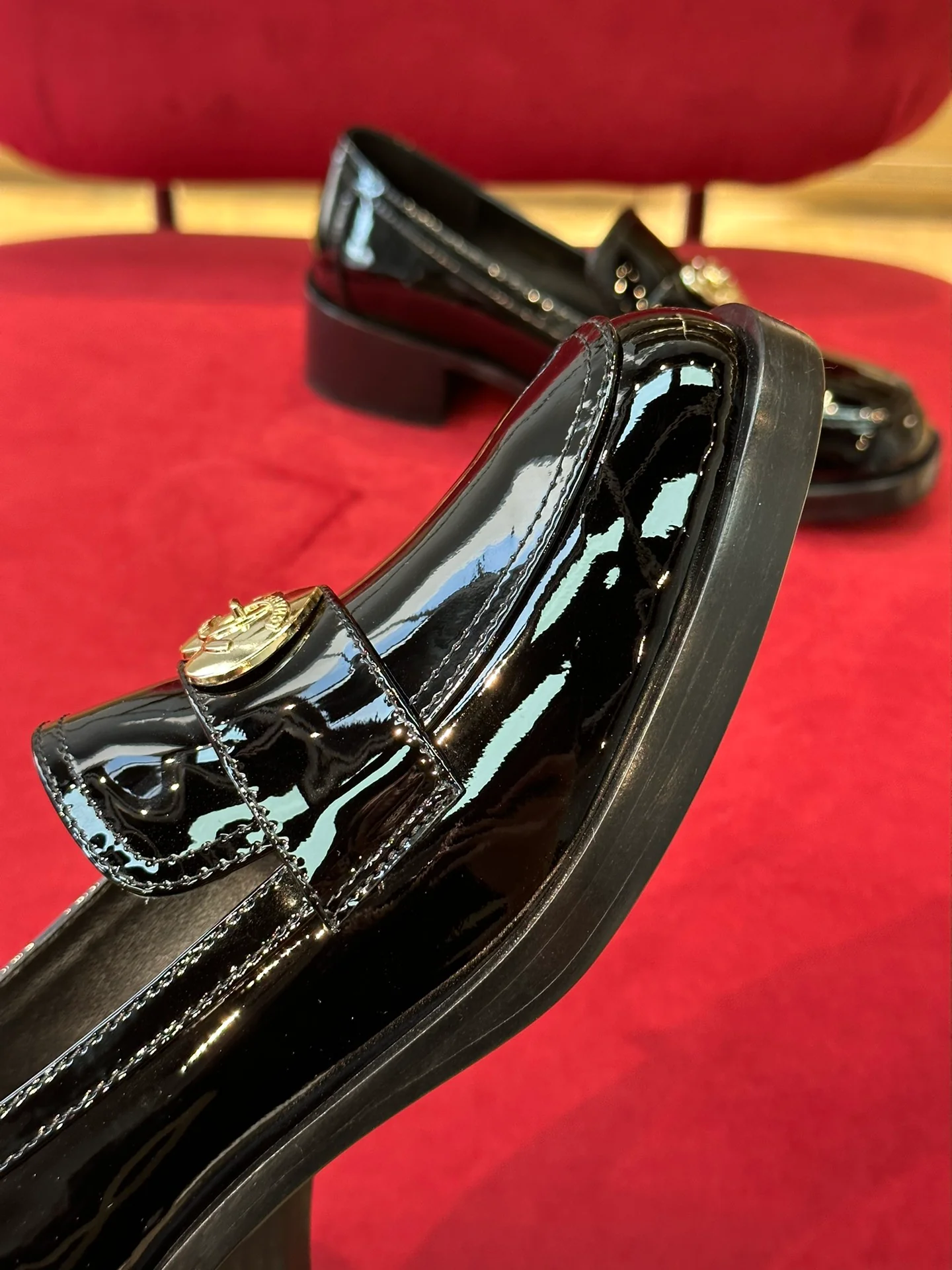 Новинка 2023 года от Chanel - Лоферы в форме сердца из лакированной кожи - Черные