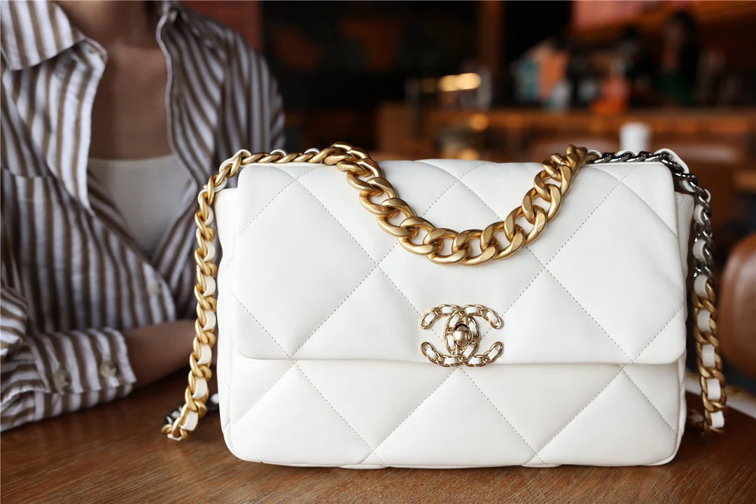 Сумка Chanel 19 — кремового цвета с золотой фурнитурой — среднего размера.