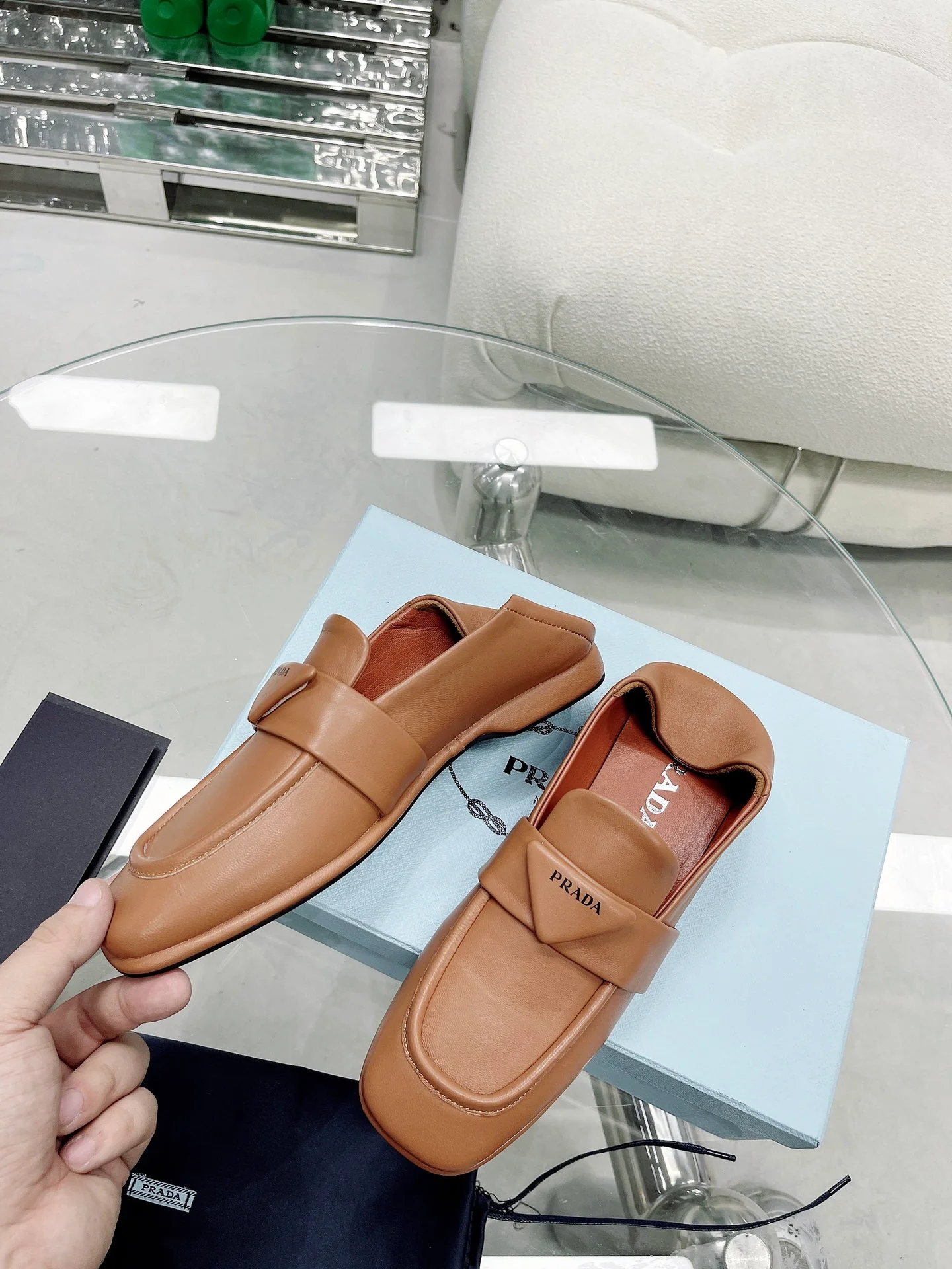 Коллекция Prada 2022 года с подиума - балетки с закрытым носком.