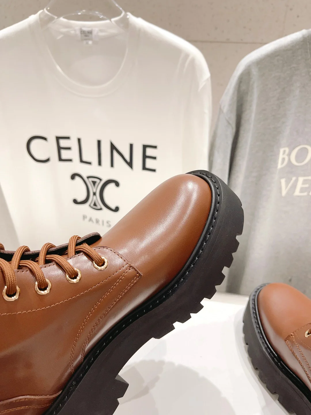 Celine - Новинка сезона осень/зима 2023 - Ботильоны из винтажной лакированной кожи с тиснением ?Триумфальная арка?