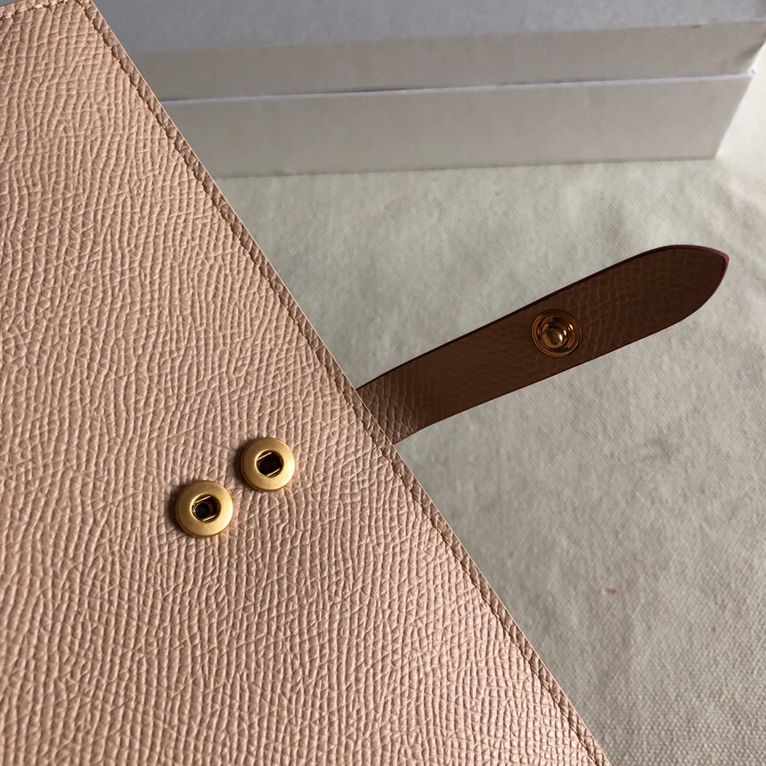 Длинный кошелек Celine — розовый и бордовый — с принтом в виде пальм.