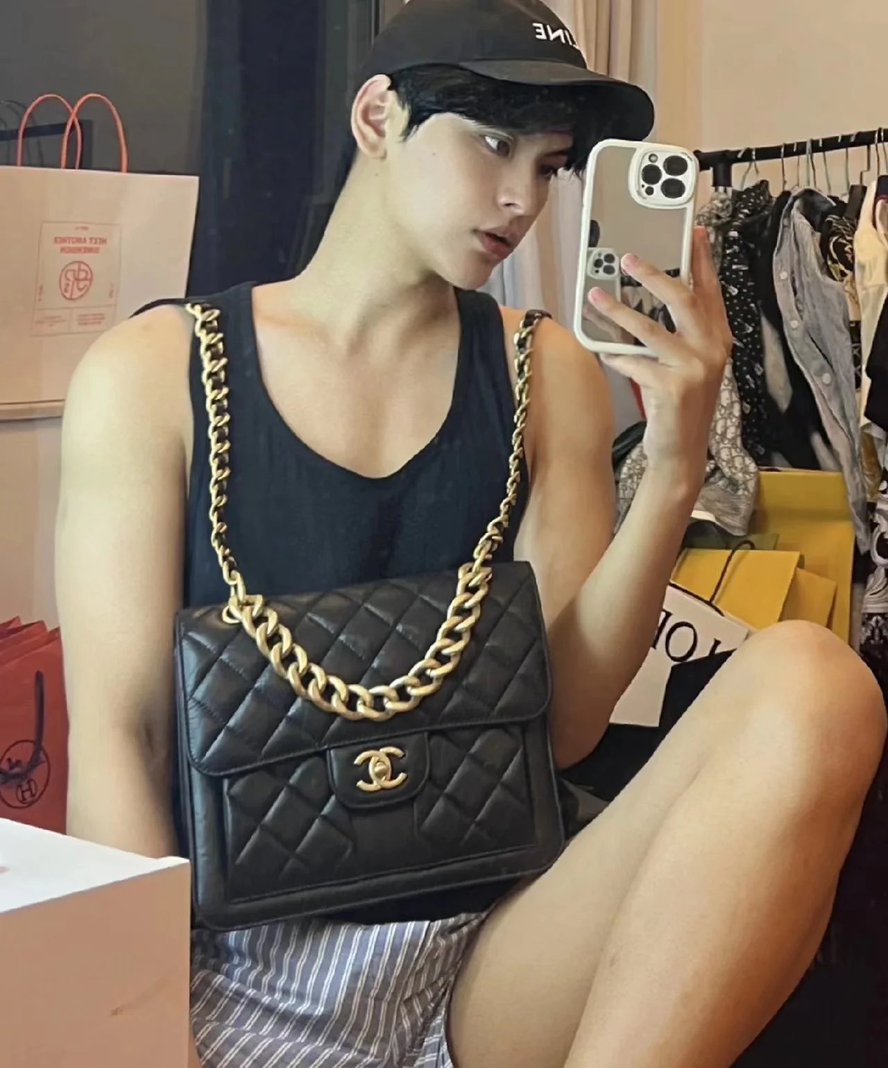 Новинка сезона весна/лето 2023 от Chanel - винтажный кожаный рюкзак на двоих - фотографии в действии.