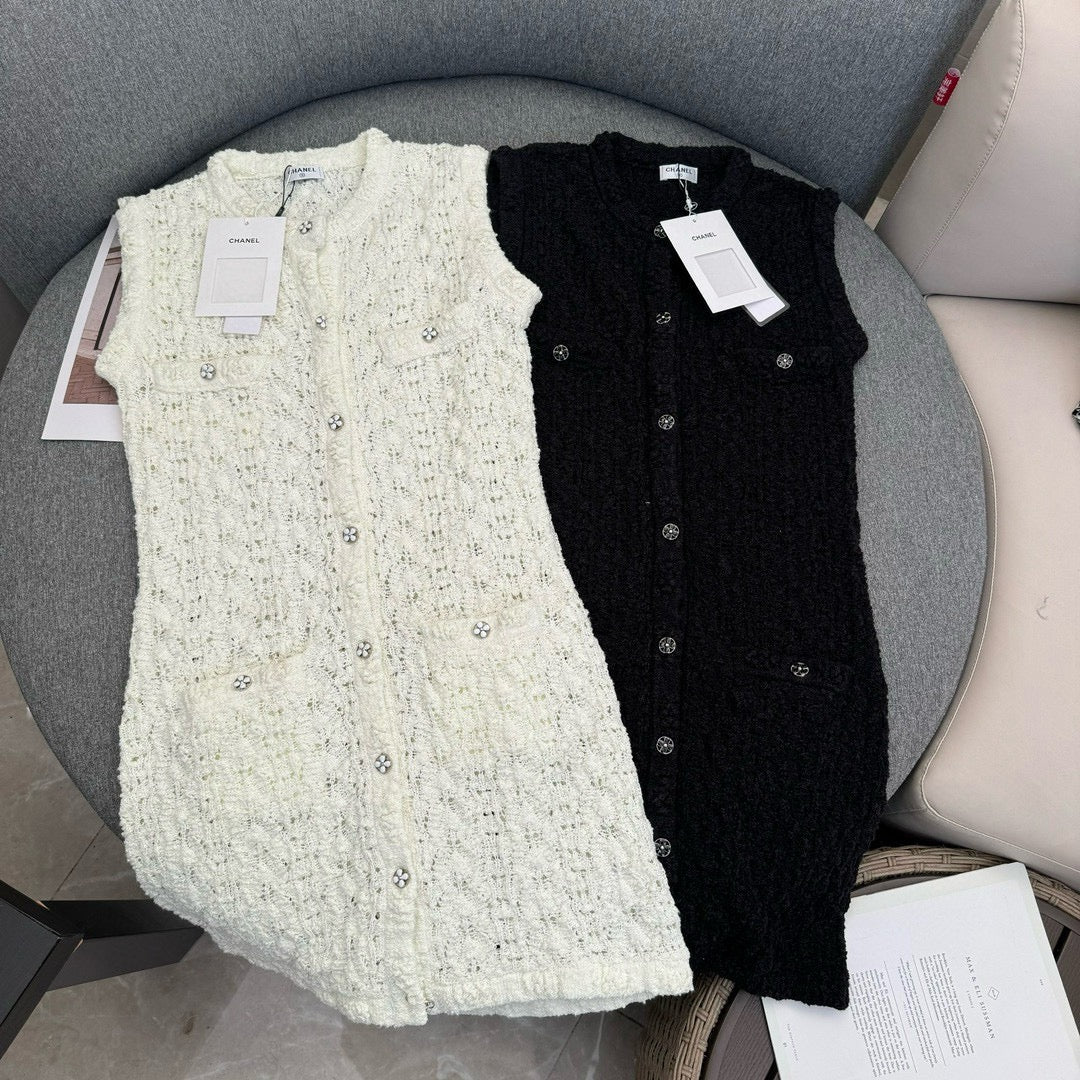 Платье-жилет Chanel 2403, новое, с ажурной вышивкой и пуговицами, вязаное крючком, черное.