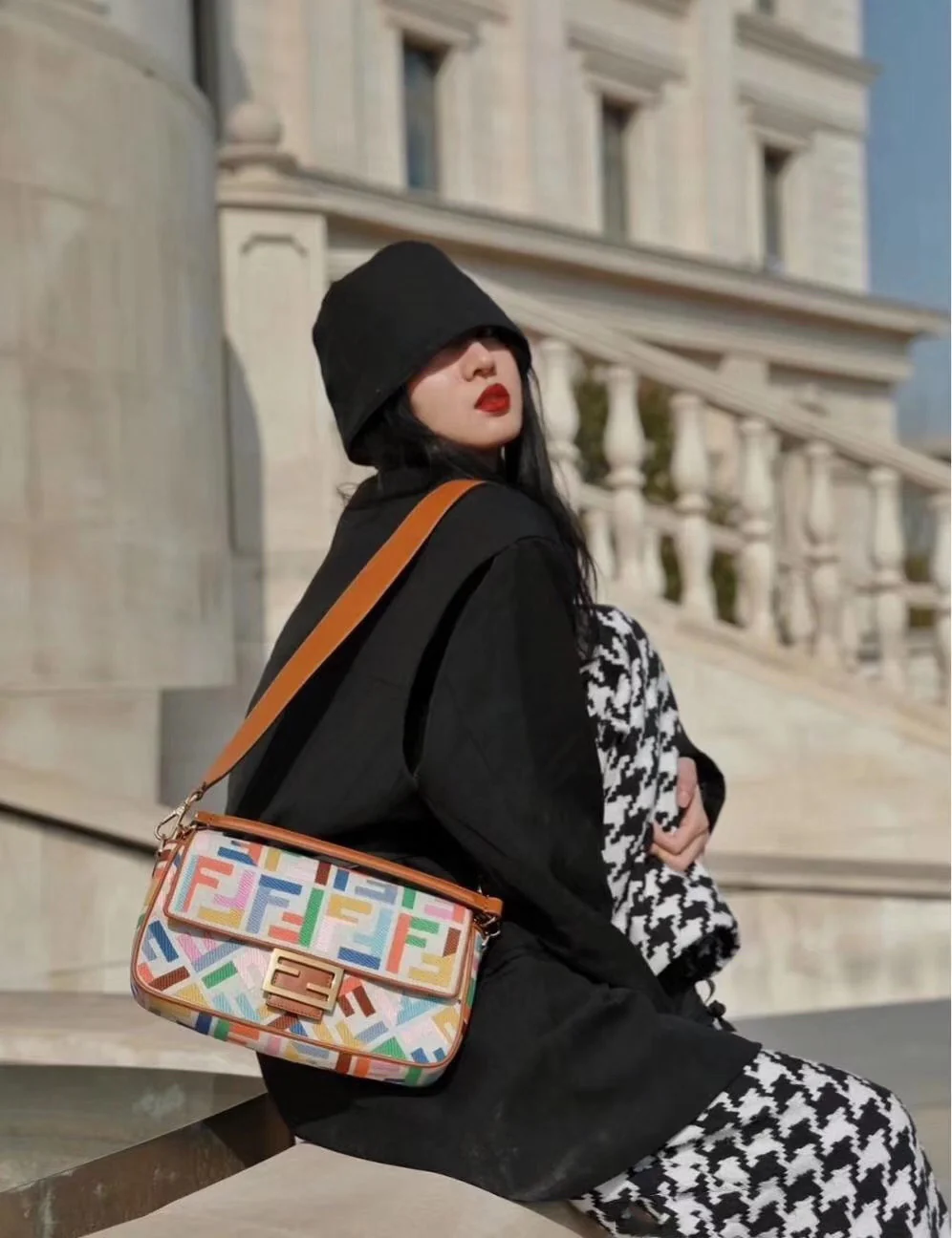 Сумка-багет Fendi — бежевая льняная с красочной вышивкой.