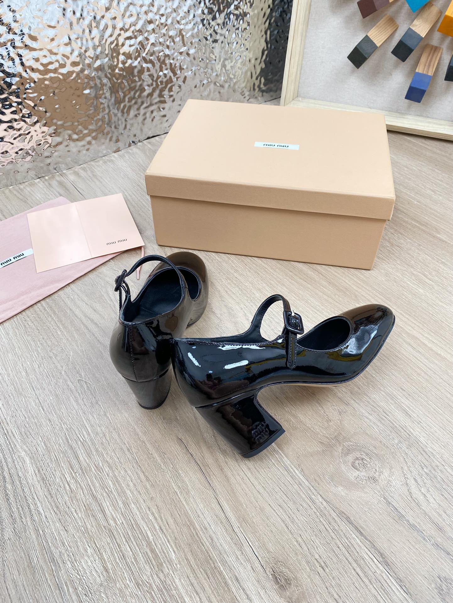 Новинка весны 2023 года от Miu Miu - Туфли на массивном каблуке Greta из лакированной кожи - Черные