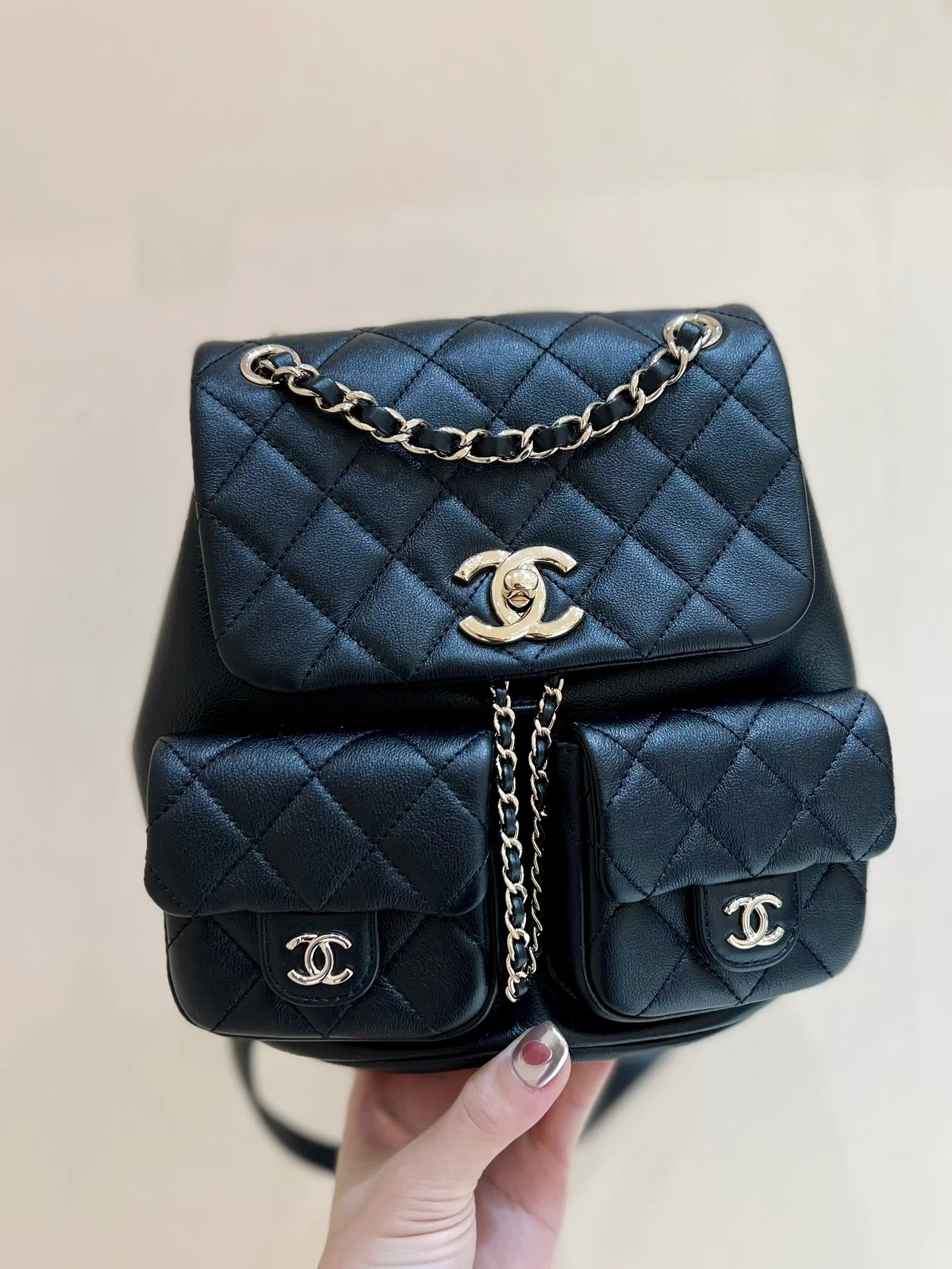 Коллекция Chanel Весна/Лето 2023 - Duma - Однотонный рюкзак из телячьей кожи - Черный