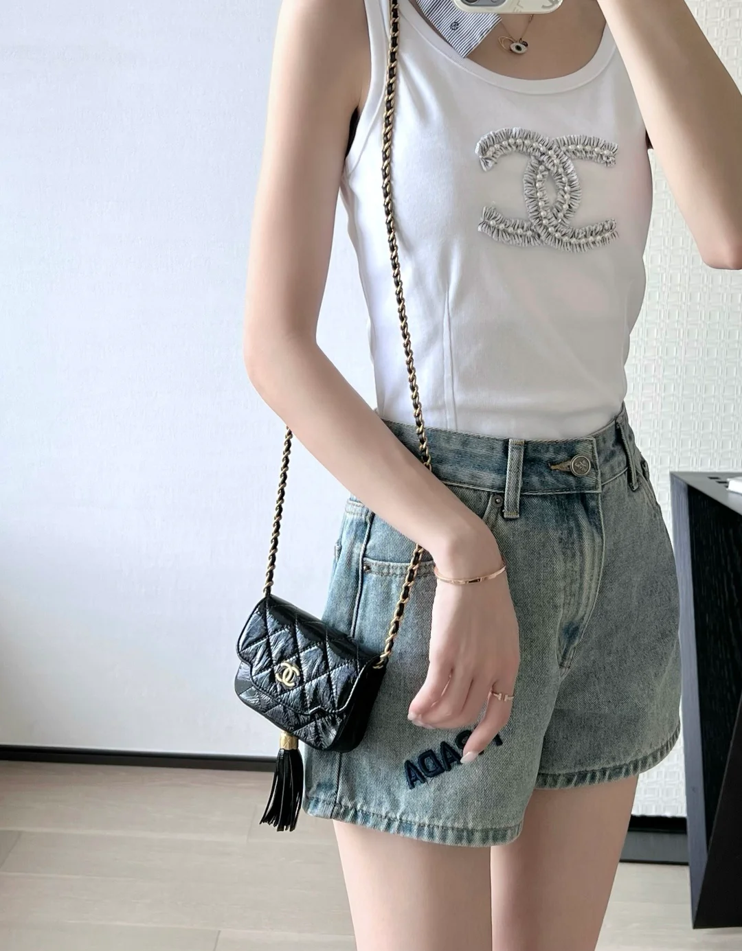 Chanel - Маленькая сумка через плечо с цепочкой и кисточкой - Черная с золотой фурнитурой