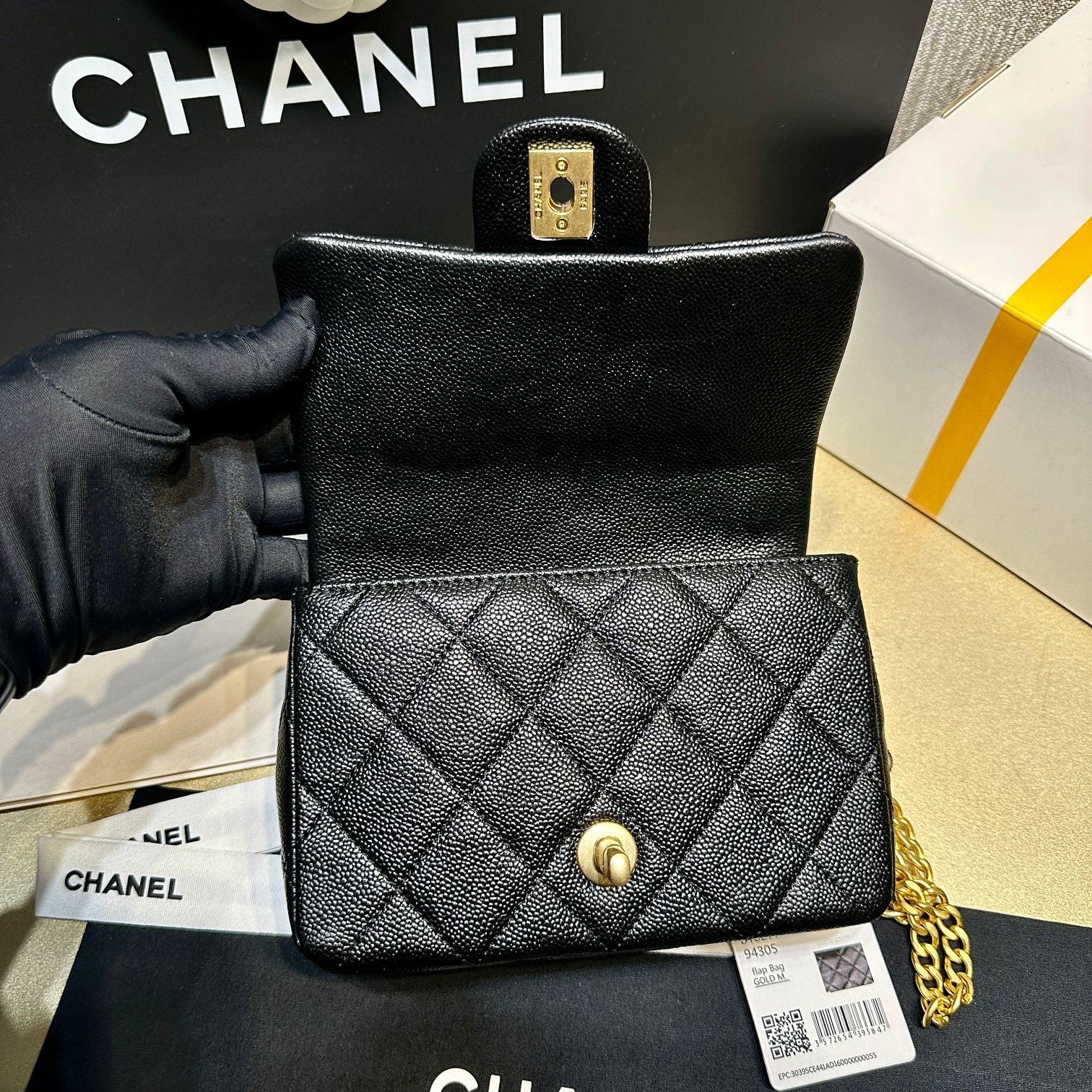 Новинка сезона весна/лето 2023 от Chanel - сумка CF Heart с регулируемой пряжкой и цепочкой - телячья кожа с текстурой 