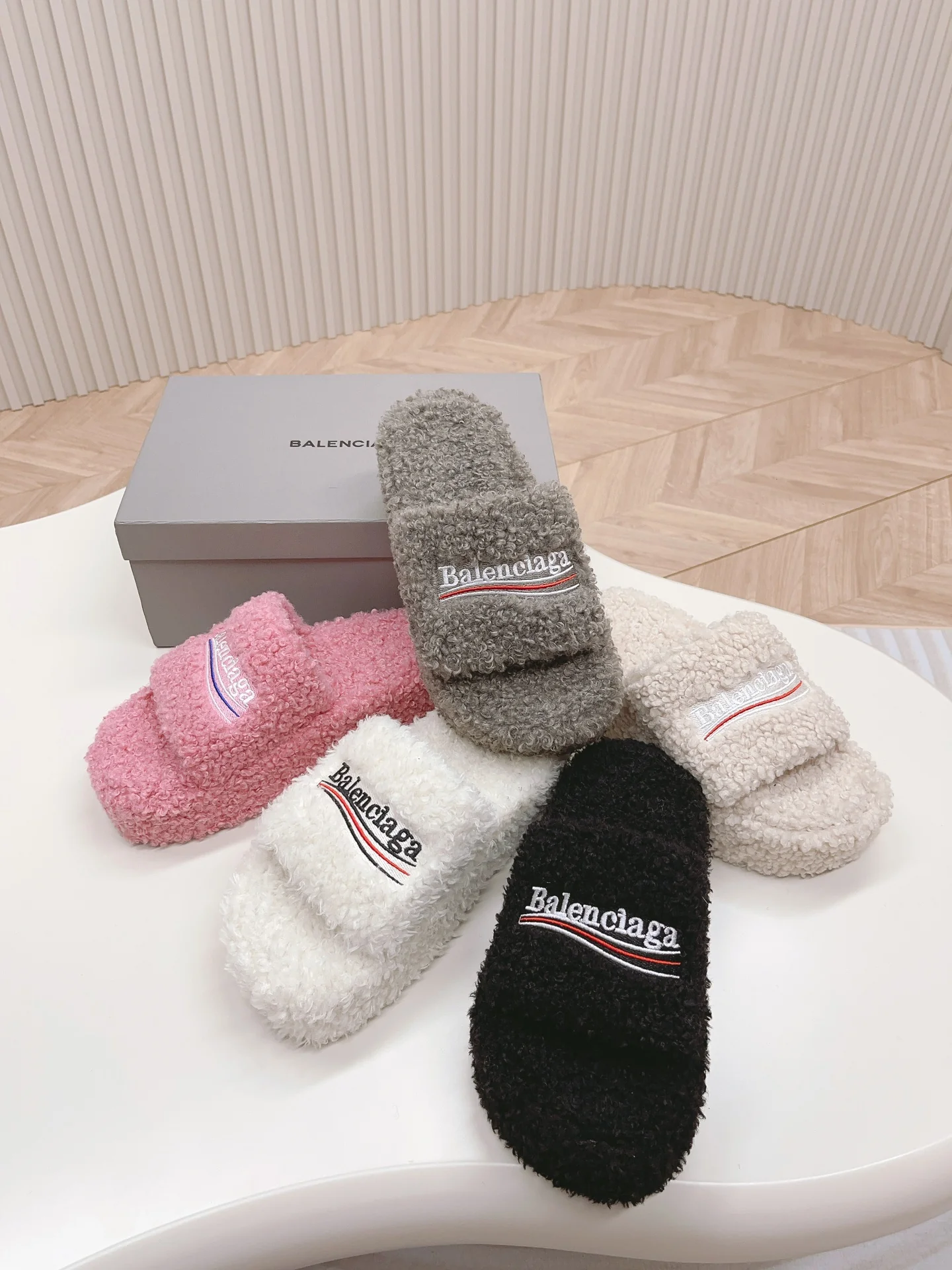 Новинка Balenciaga 2023 года - Меховые тапочки на платформе - Серые