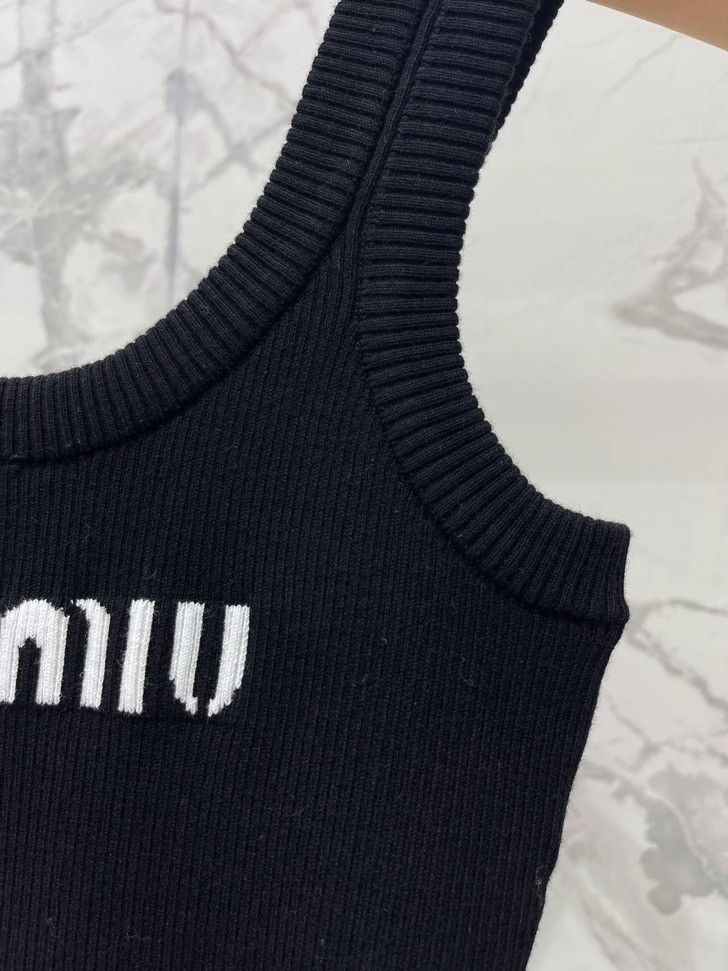 Miu Miu - Летняя новинка 2404-24: Элегантный вязаный жилет с U-образным вырезом - Черный