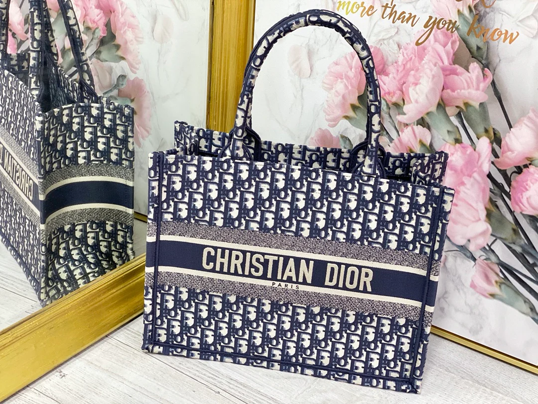 Сумка-тоут Dior Book, маленький размер 36,5 см, темно-синяя канва Monogram.