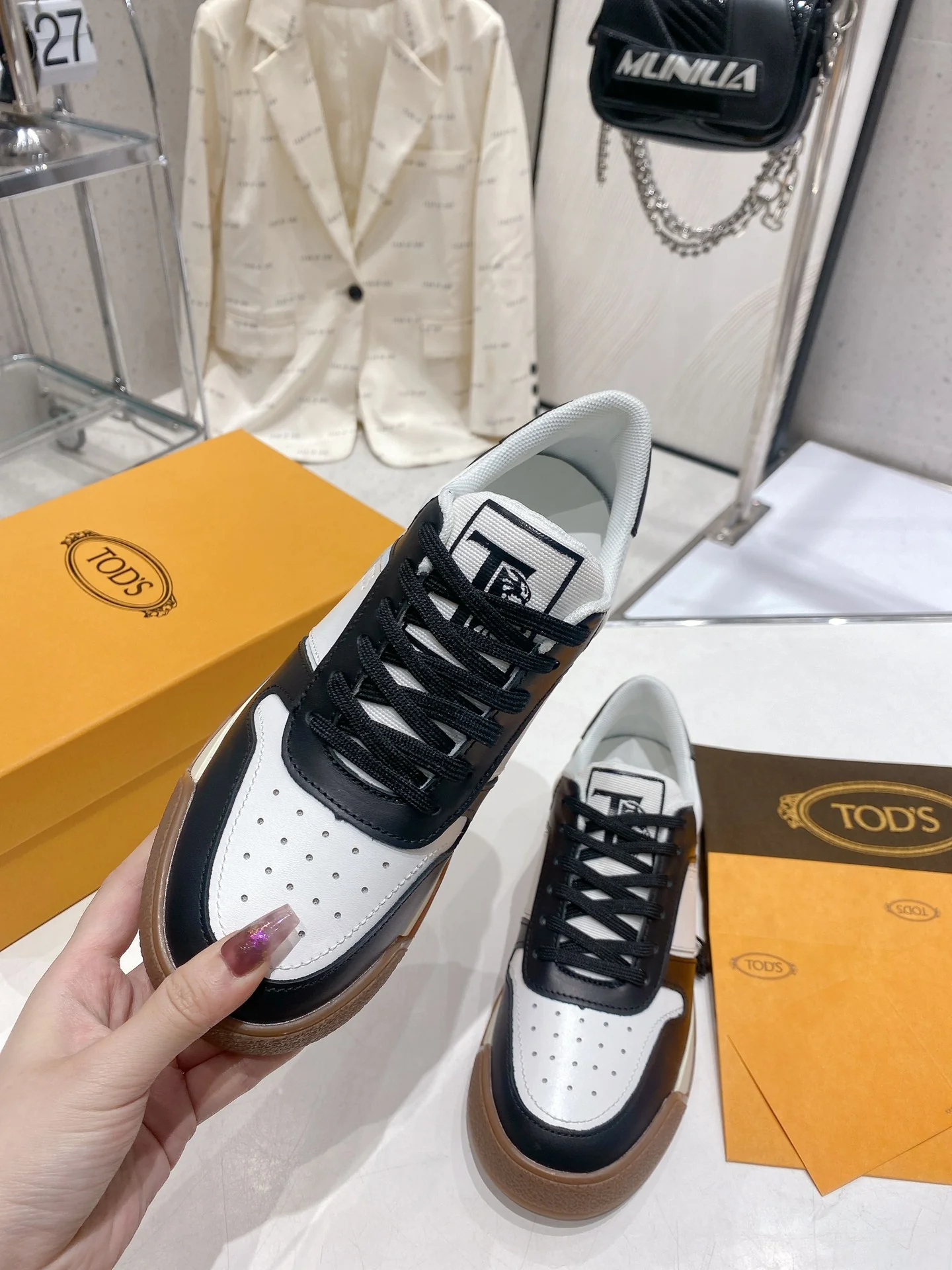 Весенняя коллекция Tods 2023 — Повседневная обувь — Парная модель — Коричневая подошва с черной отделкой