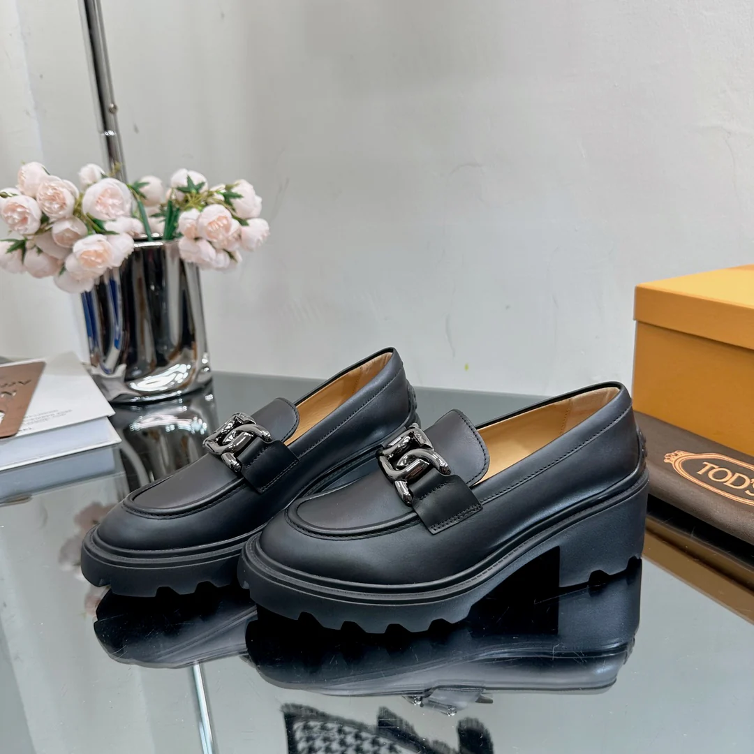 Лоферы на платформе Tods - черные
