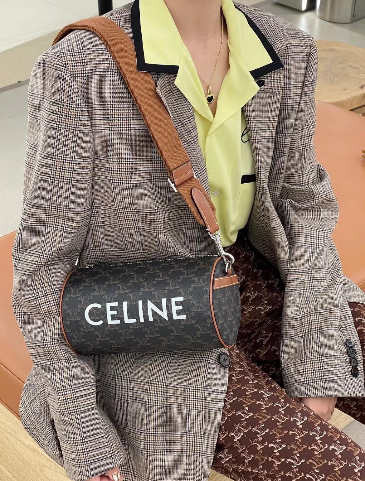 Цилиндрическая сумка через плечо Celine с монограммой, коричневого цвета.